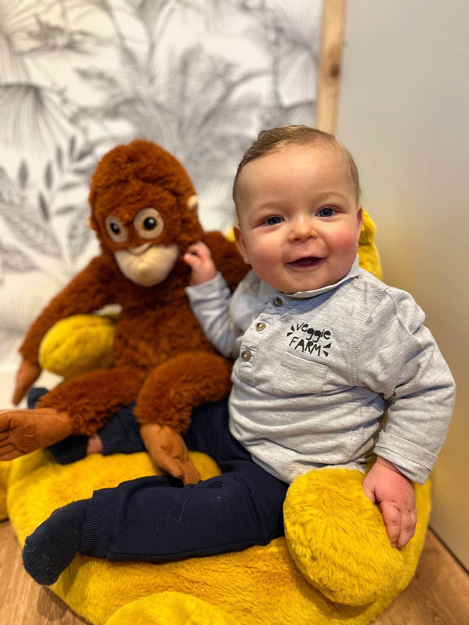 Mylo participe au concours pour gagner de l'argent avec cette photo : baby, baby_toddler_clothing, cheek, child, eye, finger, fun, gesture, happy, human_body, joy, mammal, organ, person, primate, skin, sleeve, smile, textile, toddler