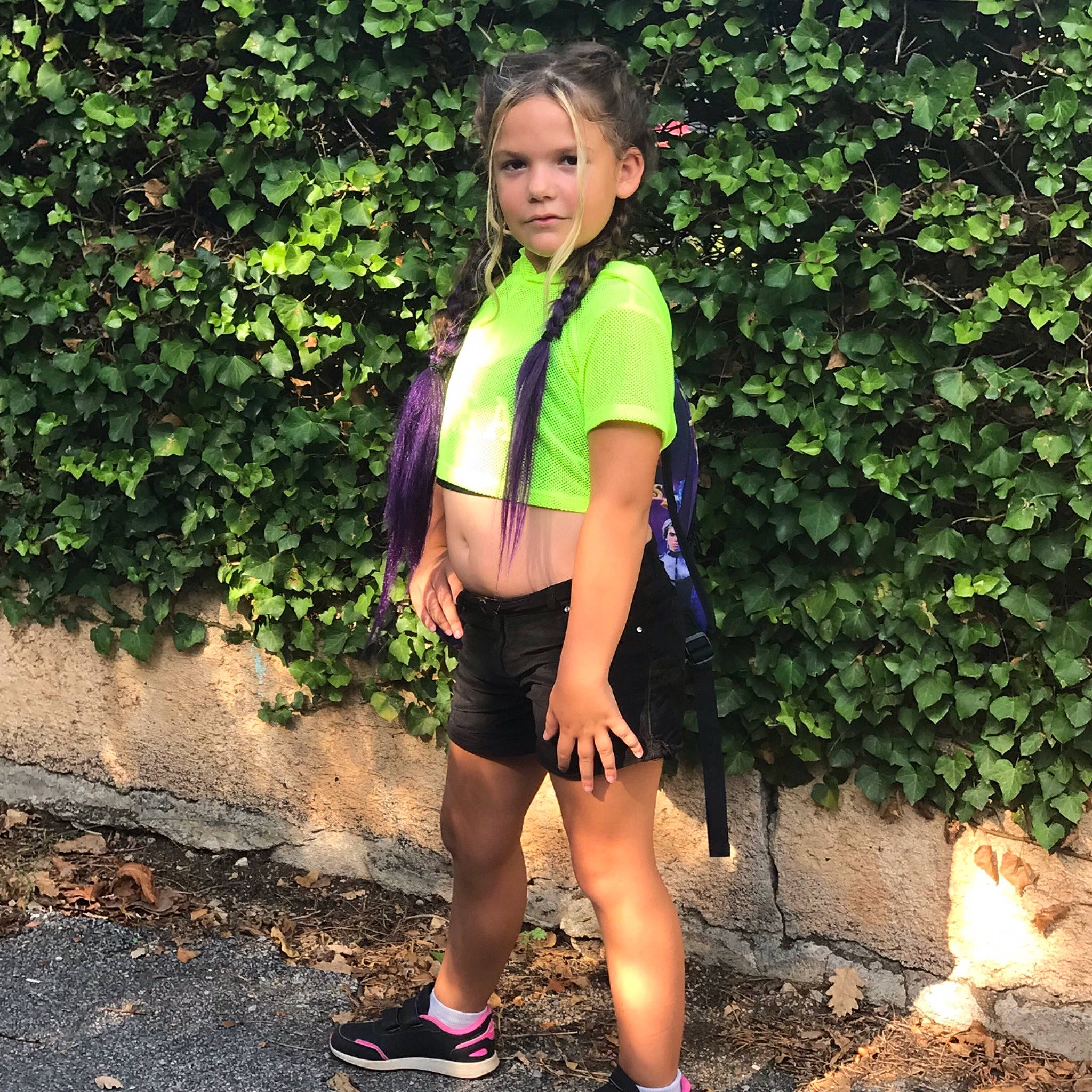 Lunna participe au concours pour gagner de l'argent avec cette photo : abdomen, bag, beauty, denim, eyewear, grass, green, happy, human_leg, knee, long_hair, luggage_and_bags, people_in_nature, person, shoe, sleeve, sportswear, t_shirt, thigh, trunk