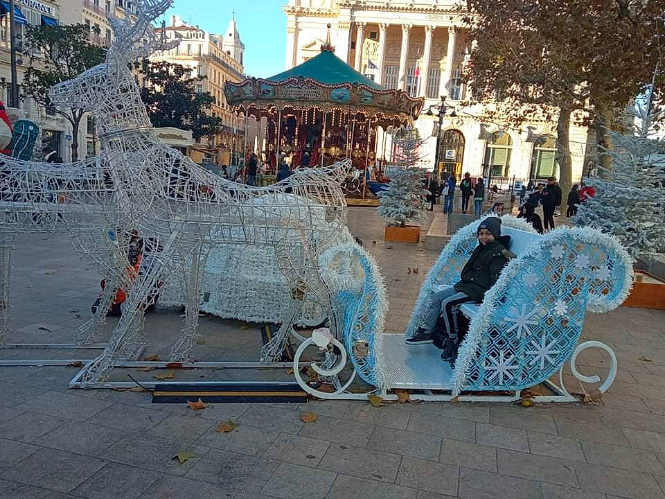 Rayan a rejoint le concours — aidez-le/la à gagner de superbes lots ! art, building, city, event, facade, freezing, headwear, leisure, motor_vehicle, pedestrian, person, recreation, road, road_surface, sidewalk, street, tire, tree, urban_design, vehicle