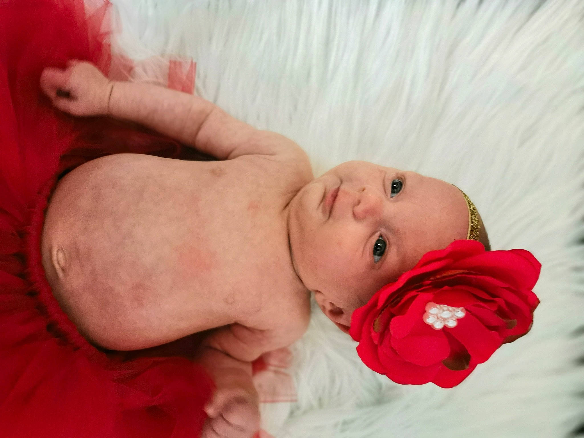 Amara participe au concours pour gagner de l'argent avec cette photo : baby, beauty, cheek, child, close_up, eye, face, flower, hair_accessory, head, headwear, lip, mouth, nose, person, photograph, photography, pink, product, red