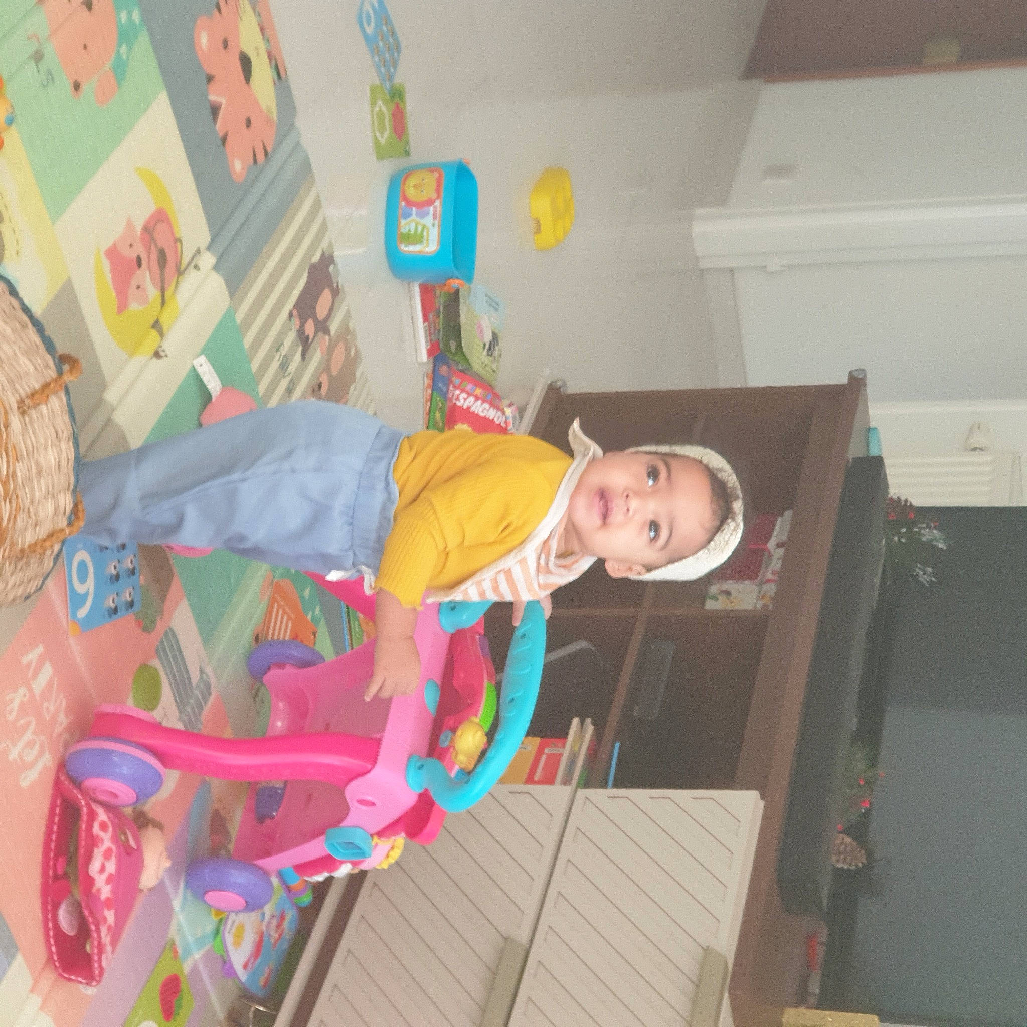 Serena a rejoint le concours — aidez-le/la à gagner de superbes lots ! baby_products, baby_toys, cabinetry, child, drawer, fun, happy, kindergarten, leisure, party, party_supply, person, plastic, play, room, shelf, smile, toddler, toy, visual_arts