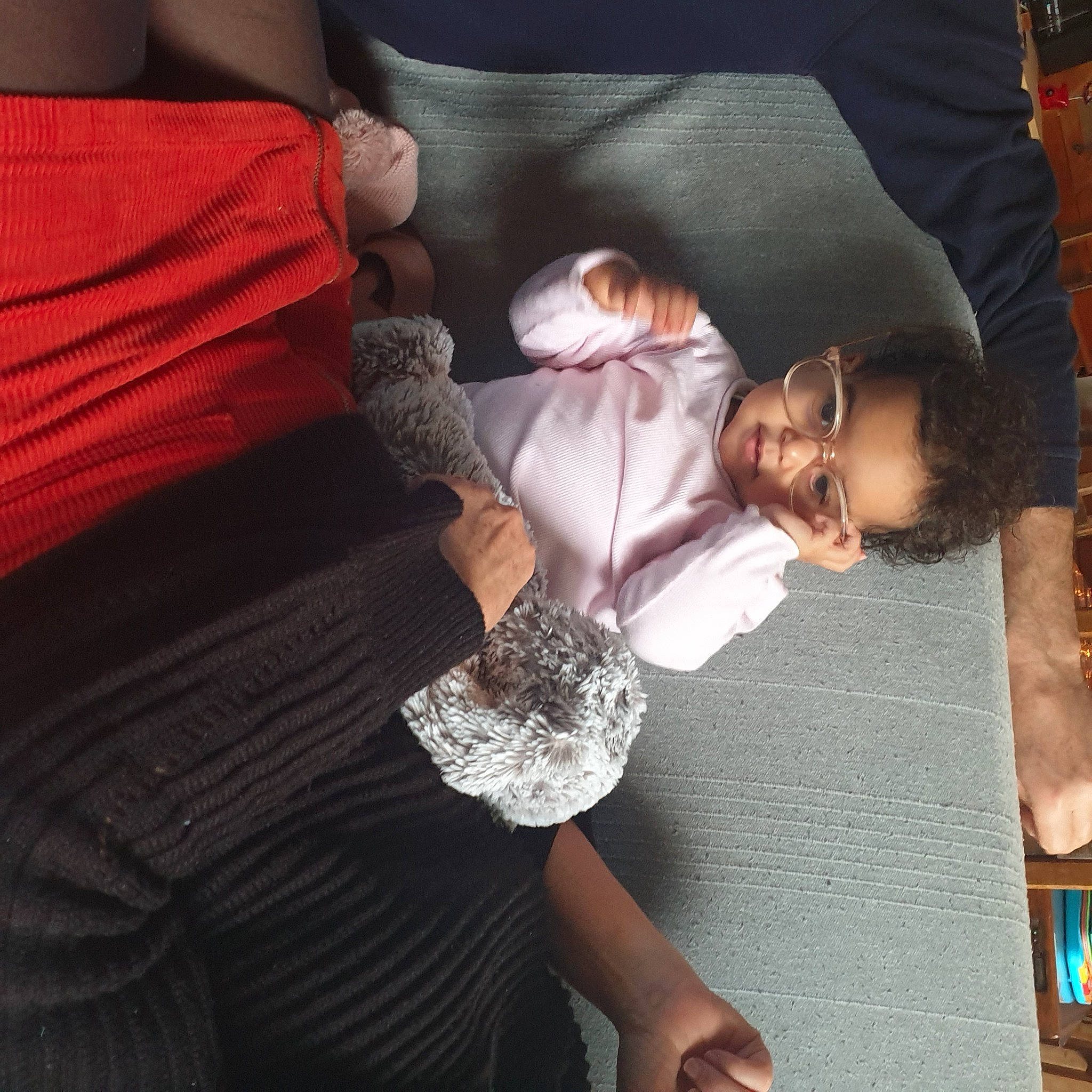 Serena participe au concours pour gagner de l'argent avec cette photo : child, comfort, event, fashion, finger, fun, gesture, glasses, human_leg, joint, linens, nail, nap, pattern, person, room, shoulder, sitting, sleeve, thigh