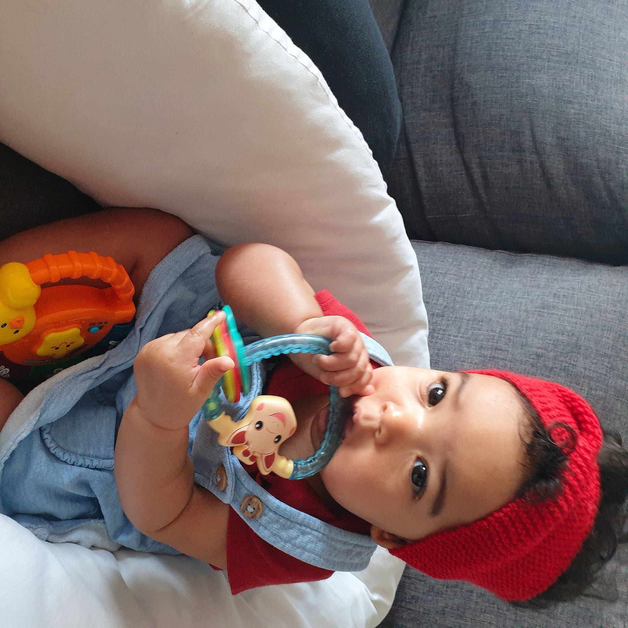 Serena participe au concours pour gagner de l'argent avec cette photo : arm, baby, child, comfort, eyelash, finger, happy, headwear, human_body, joint, knee, leg, lip, mouth, nail, nose, person, skin, thigh, thumb