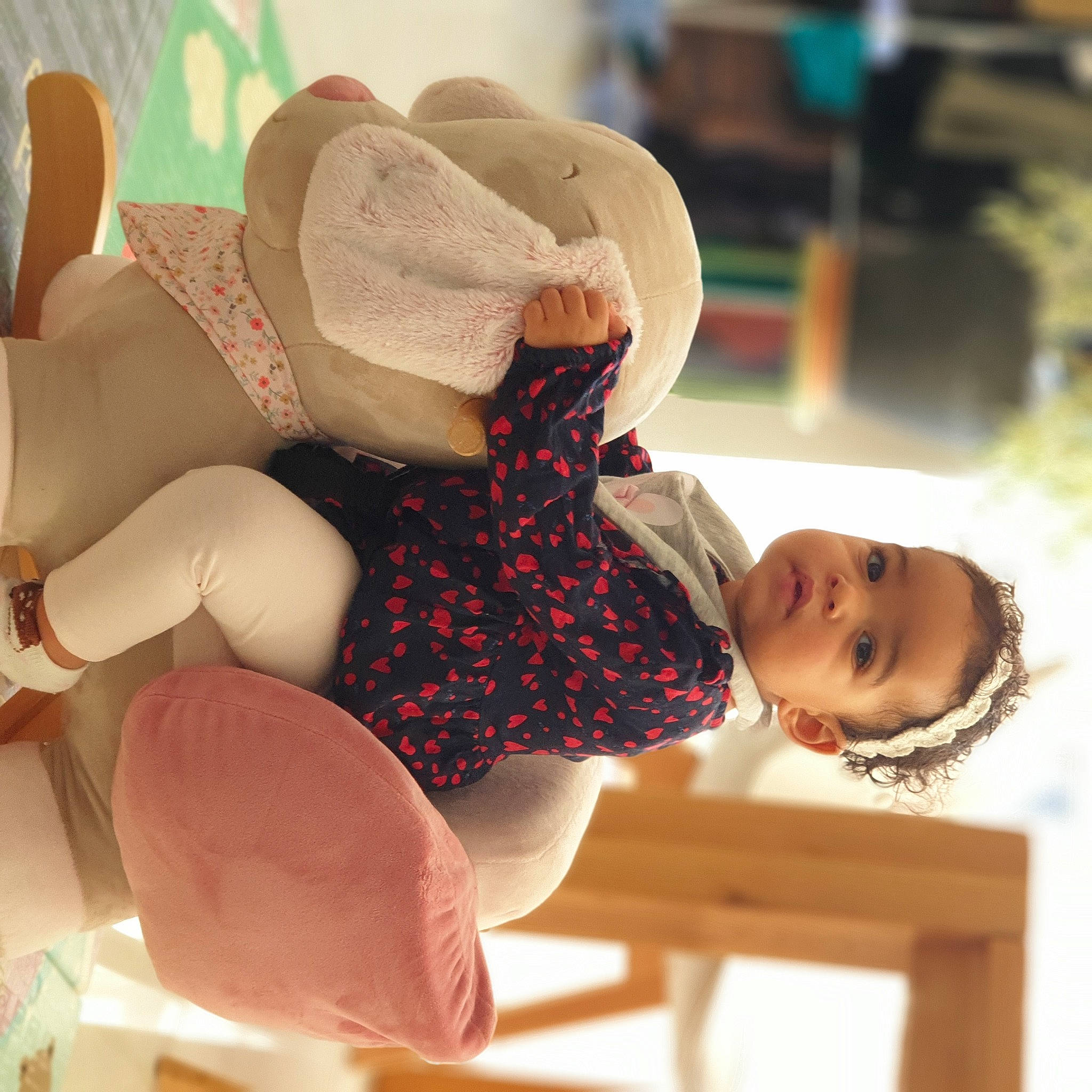 Serena a rejoint le concours — aidez-le/la à gagner de superbes lots ! beauty, child, comfort, fashion_accessory, fun, hand, happy, hat, headgear, human_body, human_leg, leisure, pattern, person, sitting, smile, sun_hat, sunglasses, thigh, toddler