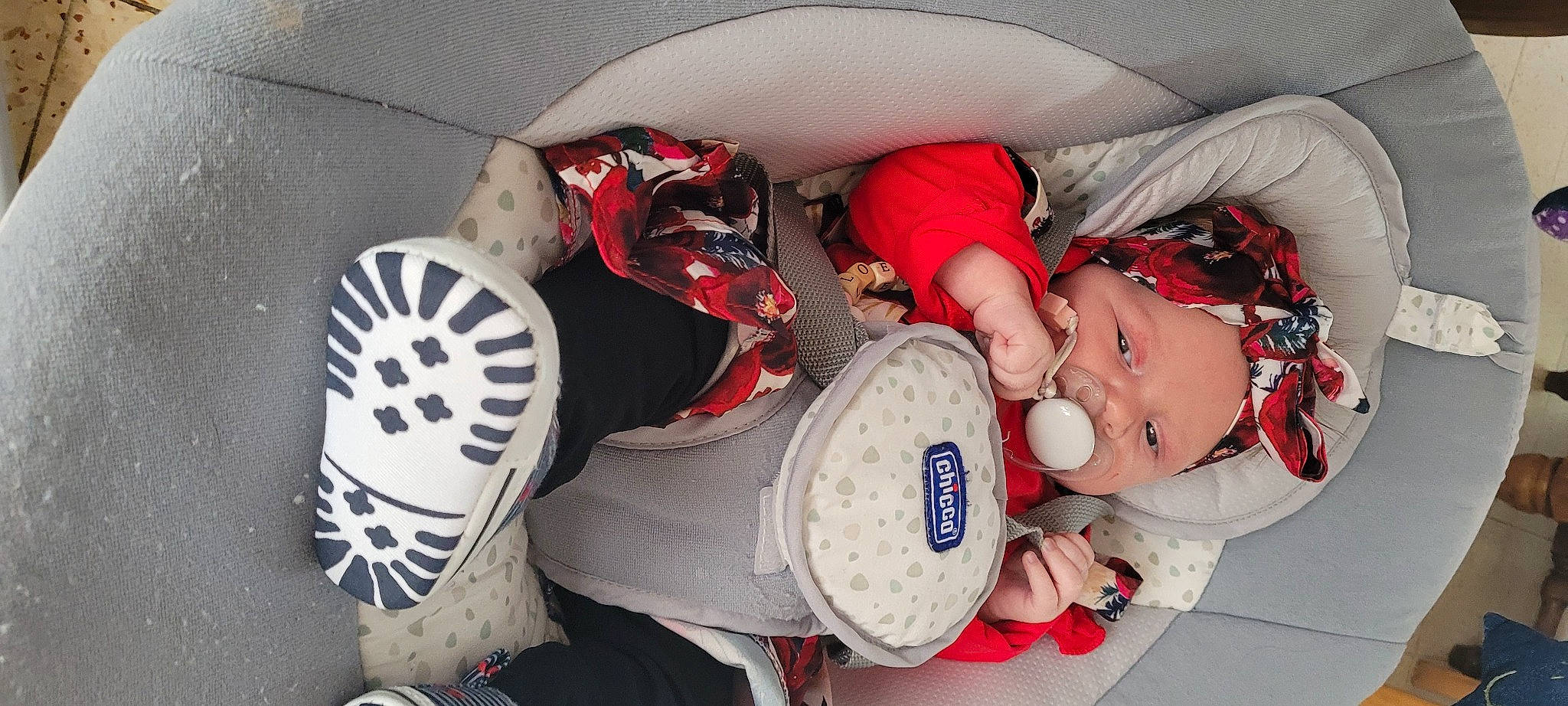 Loeline a rejoint le concours — aidez-le/la à gagner de superbes lots ! baby, carmine, comfort, drinkware, elbow, fun, hat, headgear, headwear, helmet, human_body, human_leg, knee, lap, leg, mouth, person, personal_protective_equipment, sock, textile