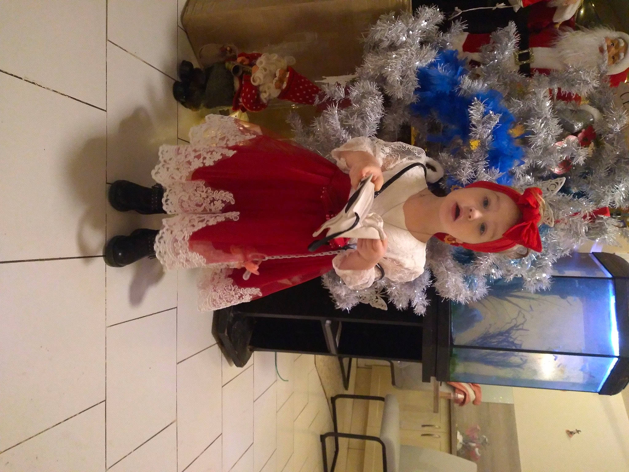 Tania a rejoint le concours — aidez-le/la à gagner de superbes lots ! carmine, christmas, christmas_eve, costume, cut_flowers, doll, dress, event, fur, hat, headpiece, headwear, ornament, person, plastic, room, rose, smile, surprise, toy