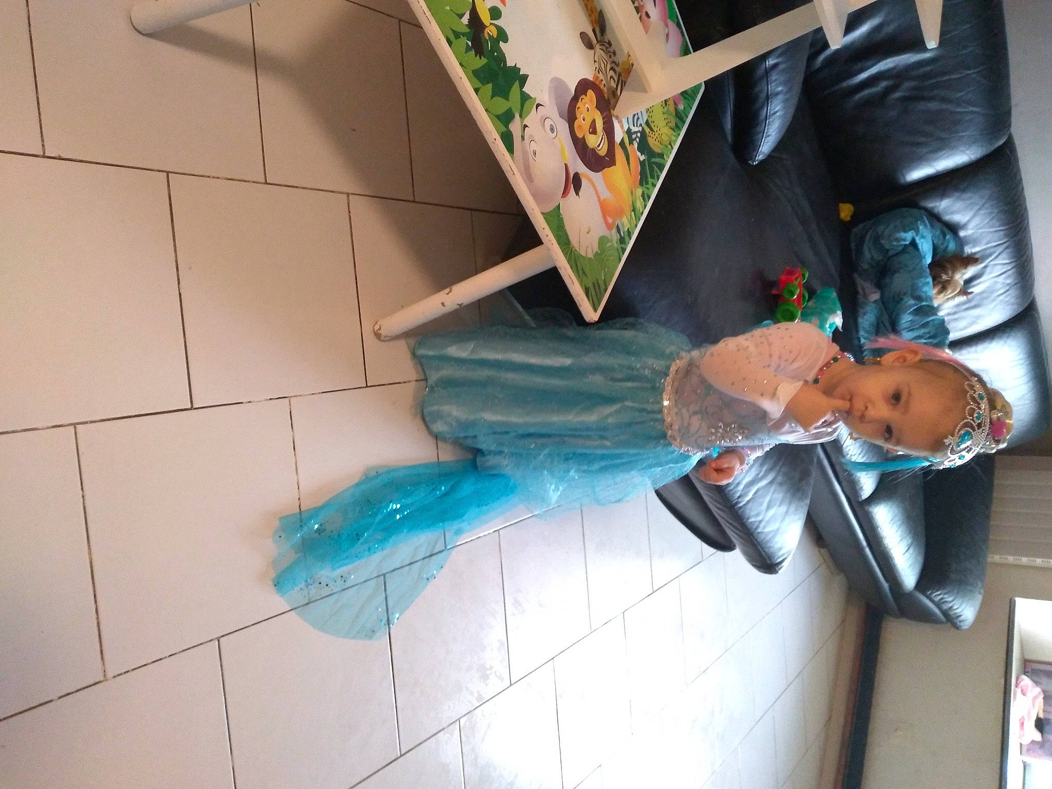 Tania a rejoint le concours — aidez-le/la à gagner de superbes lots ! art, costume, fictional_character, flooring, formal_wear, fun, person, room, suit, tie