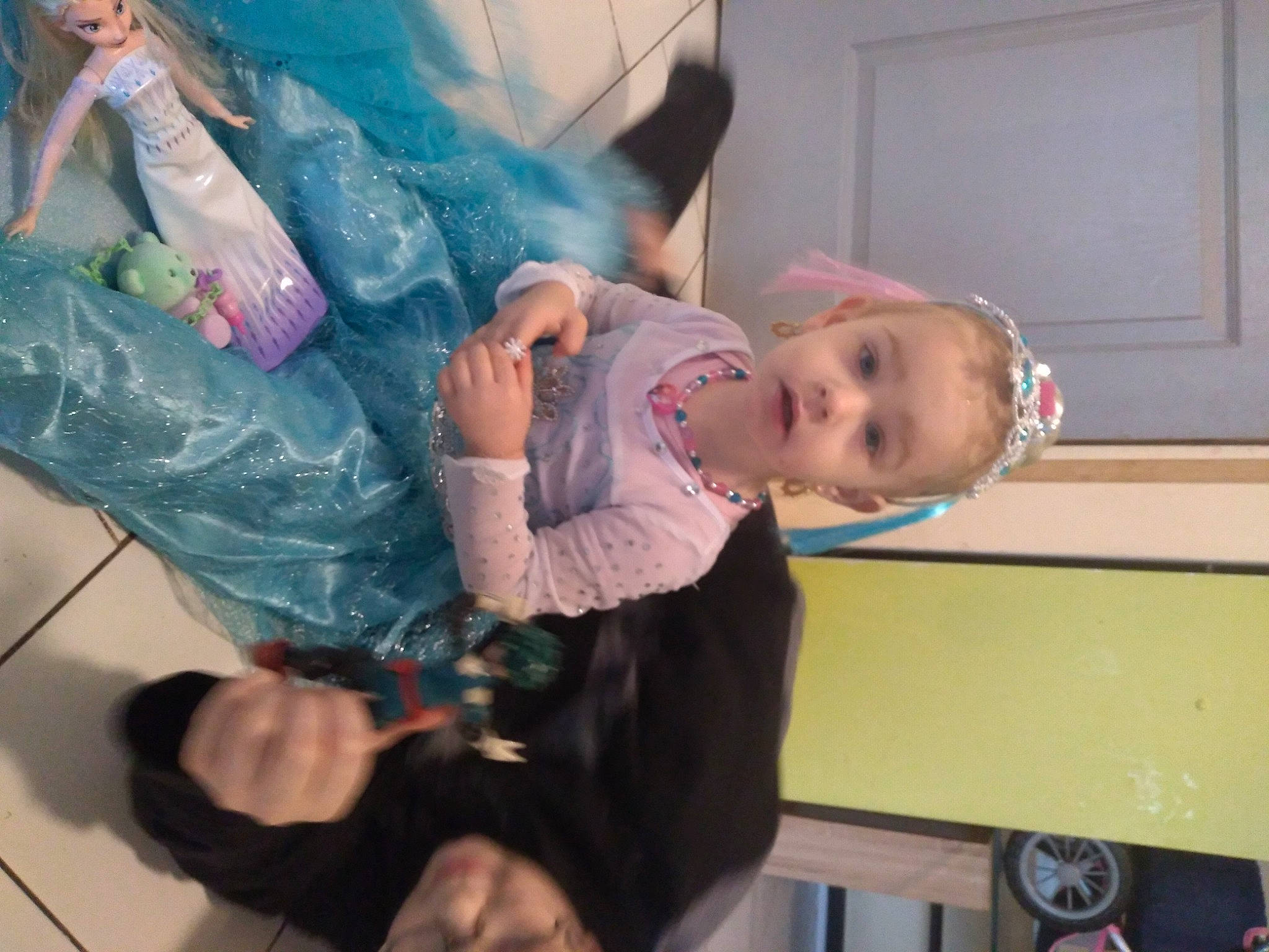 Tania a rejoint le concours — aidez-le/la à gagner de superbes lots ! baby, baby_products, baby_toddler_clothing, child, costume, event, fun, happy, party, person, plastic_bag, room, sitting, toddler