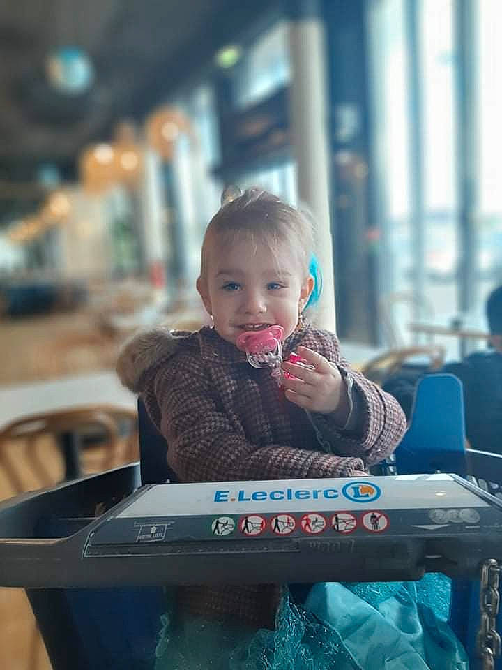 Tania participe au concours pour gagner de l'argent avec cette photo : automotive_exterior, baby, bench, child, city, electronic_instrument, flash_photography, fun, happy, jacket, leisure, motor_vehicle, person, pianist, product, recreation, sitting, smile, t_shirt, toddler