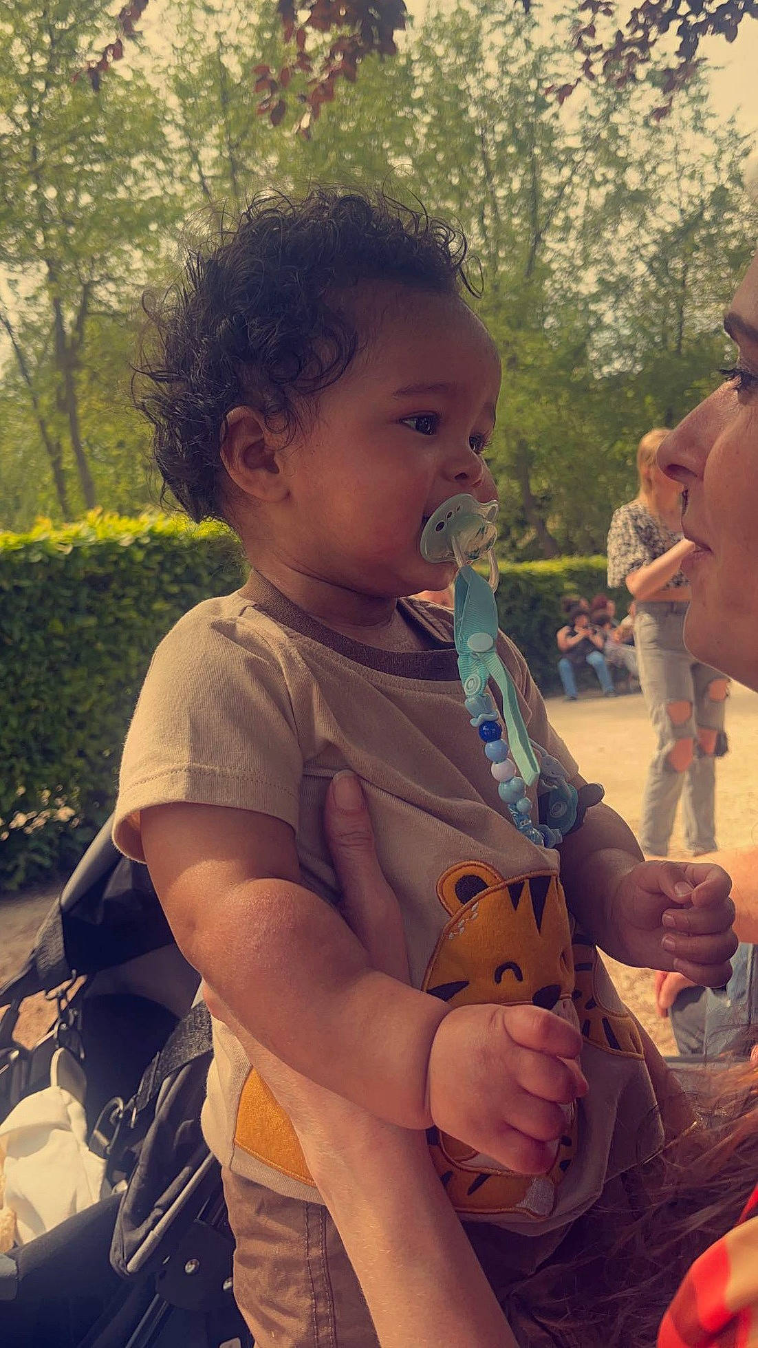 John Junior a rejoint le concours — aidez-le/la à gagner de superbes lots ! baby, baby_products, chest, child, face, fun, grass, happy, head, leisure, luggage_and_bags, person, plant, recreation, shorts, sitting, skin, thigh, thumb, toddler