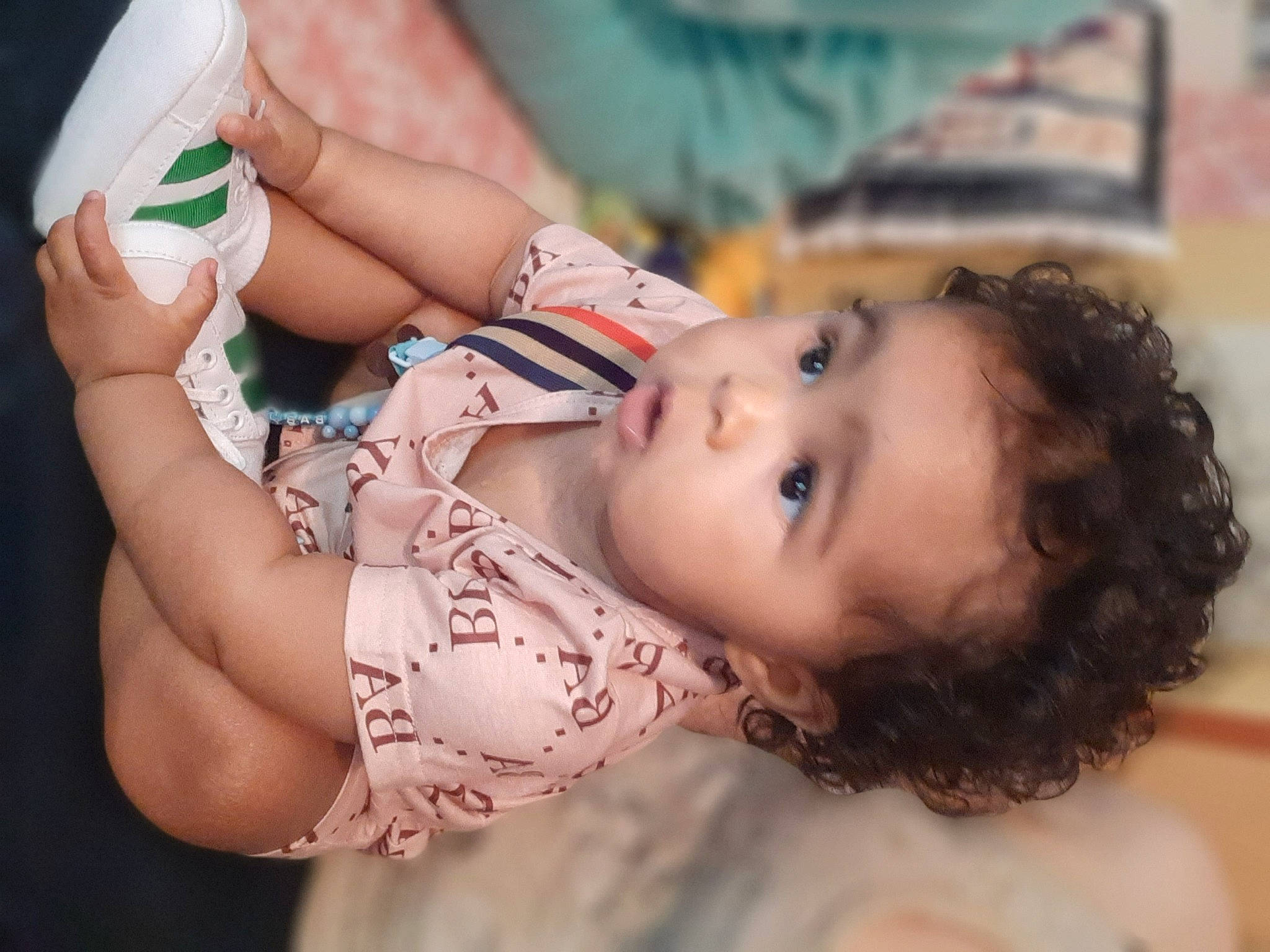 John Junior a rejoint le concours — aidez-le/la à gagner de superbes lots ! arm, baby, black_hair, eye, eyelash, finger, gesture, green, hand, happy, head, joint, lip, mouth, muscle, neck, people_in_nature, person, shoulder, skin