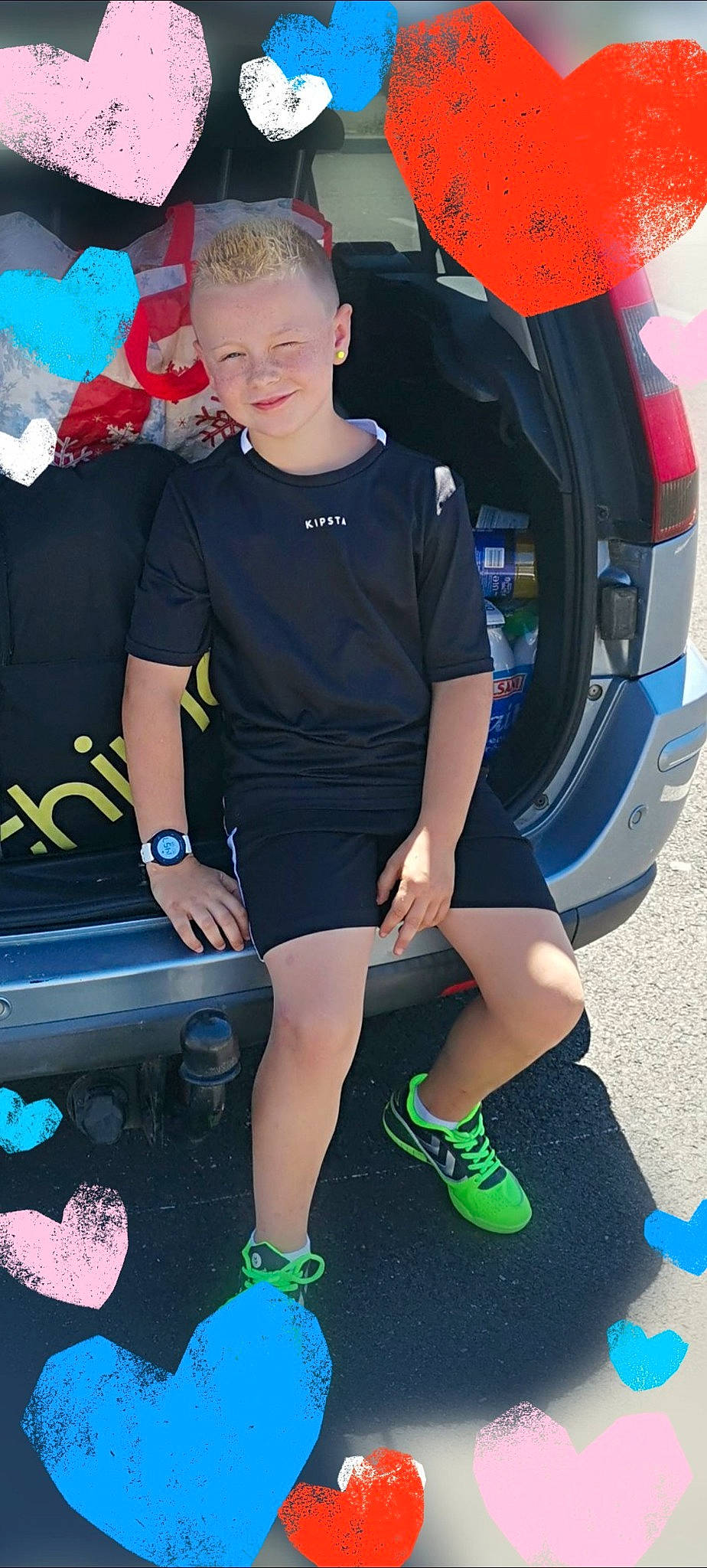 Antonin a rejoint le concours — aidez-le/la à gagner de superbes lots ! automotive_design, automotive_exterior, automotive_tire, bumper, electric_blue, fun, green, human_leg, joy, leg, leisure, motor_vehicle, person, recreation, red, shoe, shorts, sneakers, sportswear, t_shirt