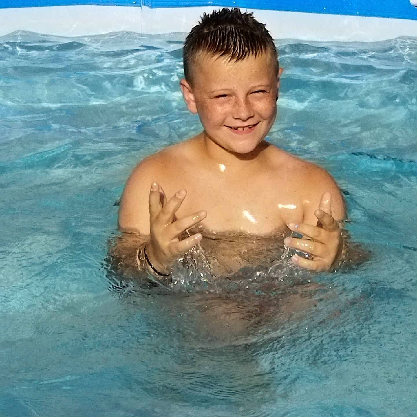 Antonin a rejoint le concours — aidez-le/la à gagner de superbes lots ! azure, barechested, bathing, chest, chin, eye, eyebrow, fluid, fun, hair, happy, human_body, joy, leisure, muscle, person, recreation, smile, swimming_pool, trunk