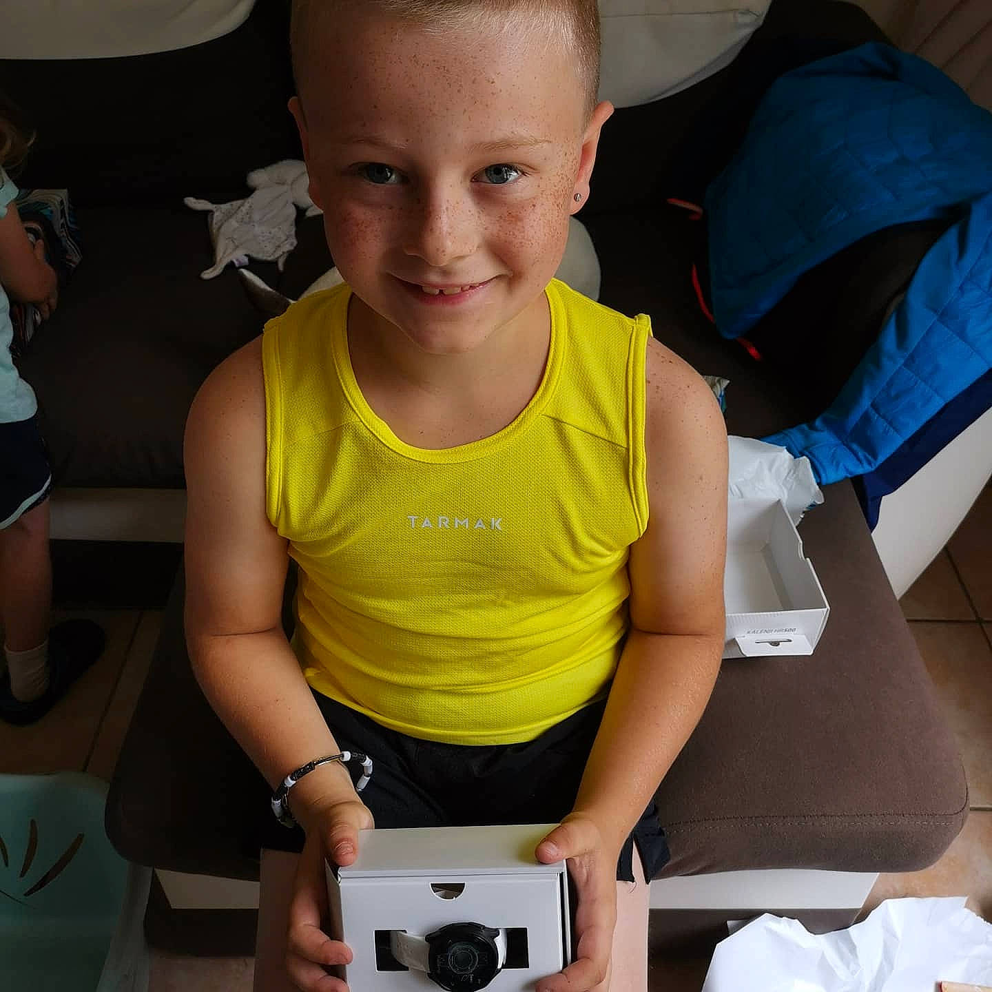 Antonin participe au concours pour gagner de l'argent avec cette photo : arm, camera_lens, chair, chest, digital_camera, elbow, finger, hand, happy, joint, joy, mirrorless_interchangeable_lens_camera, neck, organ, person, photograph, photographer, reflex_camera, shoulder, smile