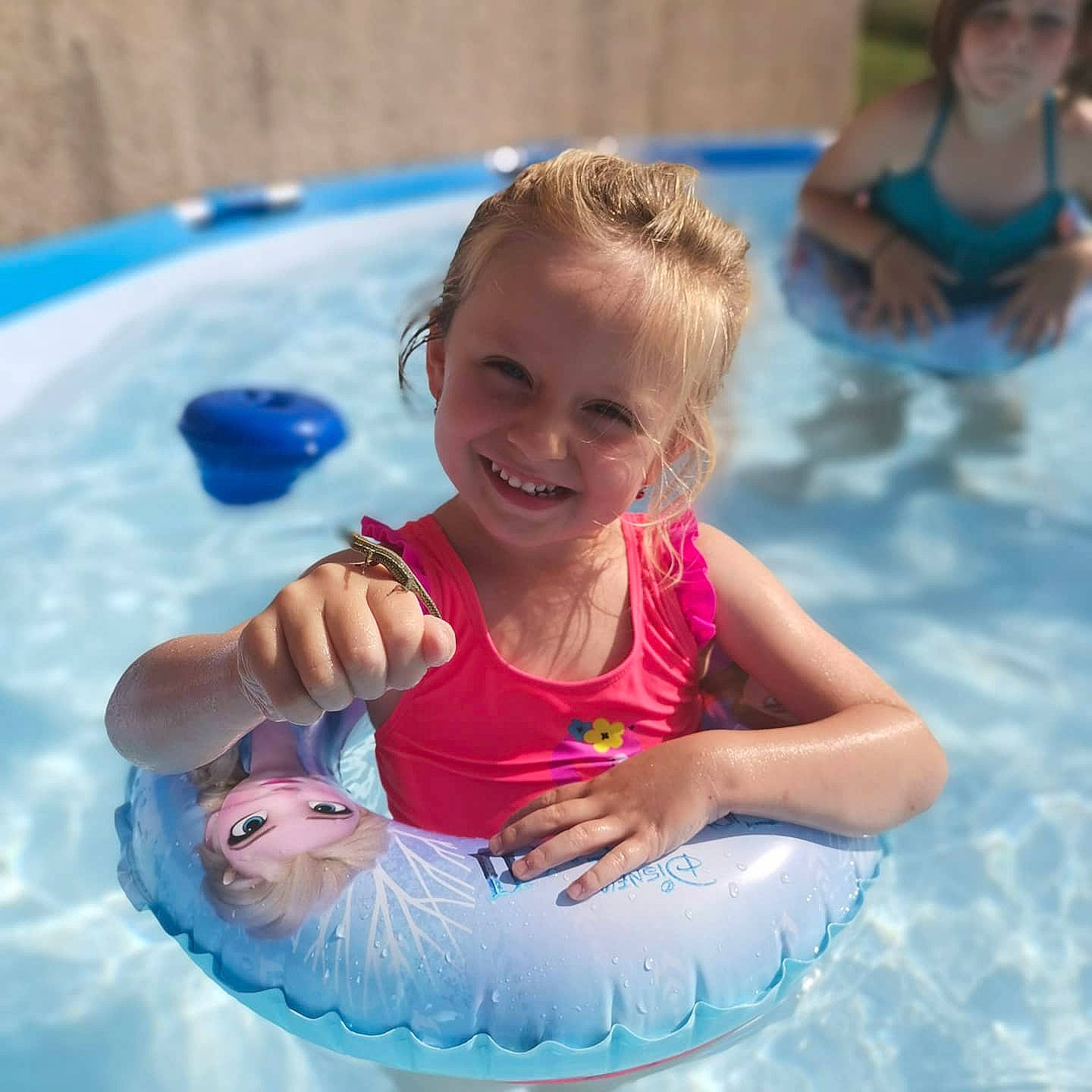 Jeanne a rejoint le concours — aidez-le/la à gagner de superbes lots ! aqua, azure, baby_float, bathing, blue, child, facial_expression, fun, happy, joy, leisure, outdoor_recreation, person, personal_protective_equipment, photograph, product, recreation, smile, summer, swimming_pool