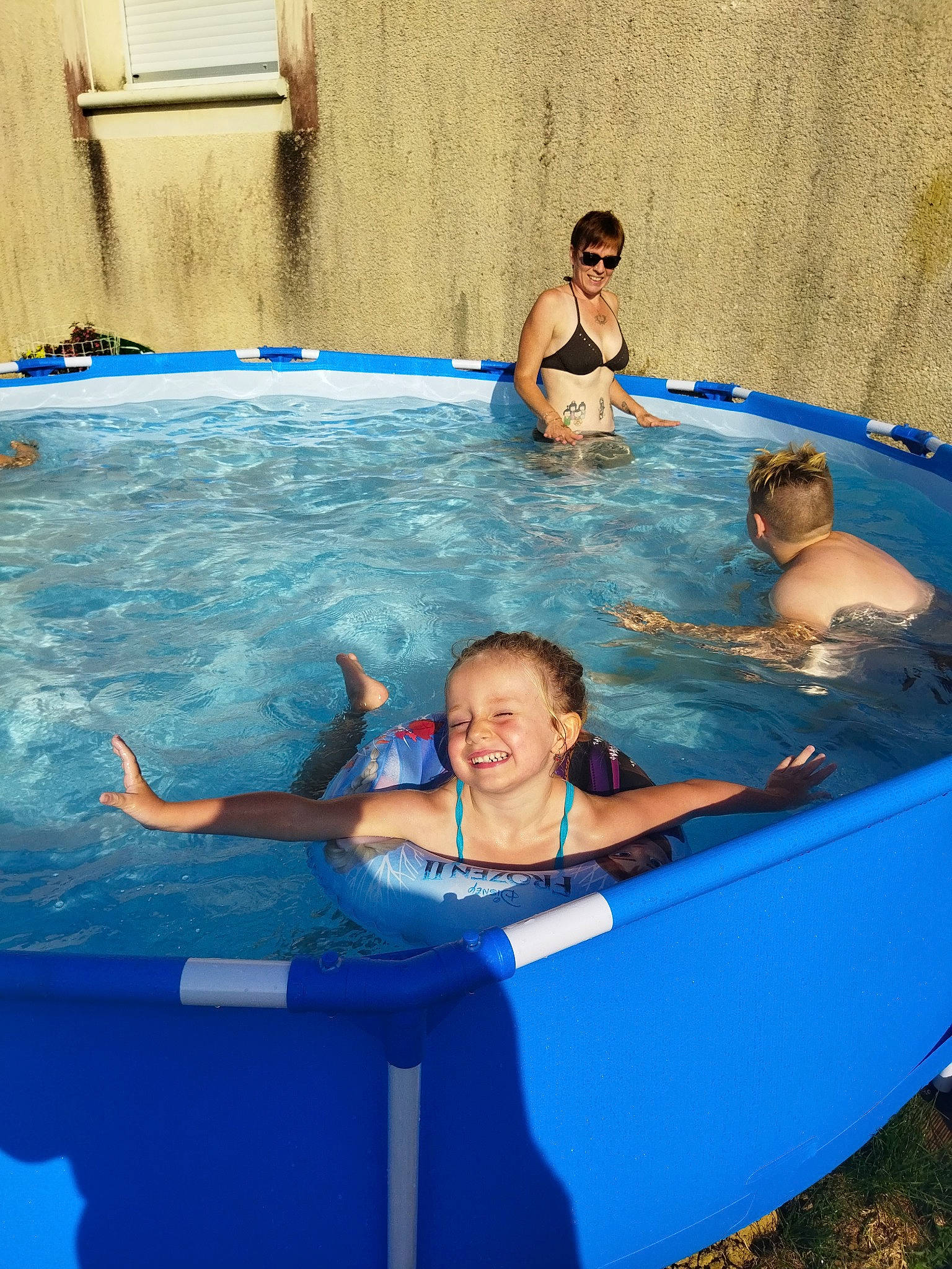 Jeanne participe au concours pour gagner de l'argent avec cette photo : aqua, azure, bathing, blue, child, composite_material, electric_blue, fun, games, happy, indoor_games_and_sports, joy, leisure, leisure_centre, person, recreation, smile, summer, swimming_pool, swimwear