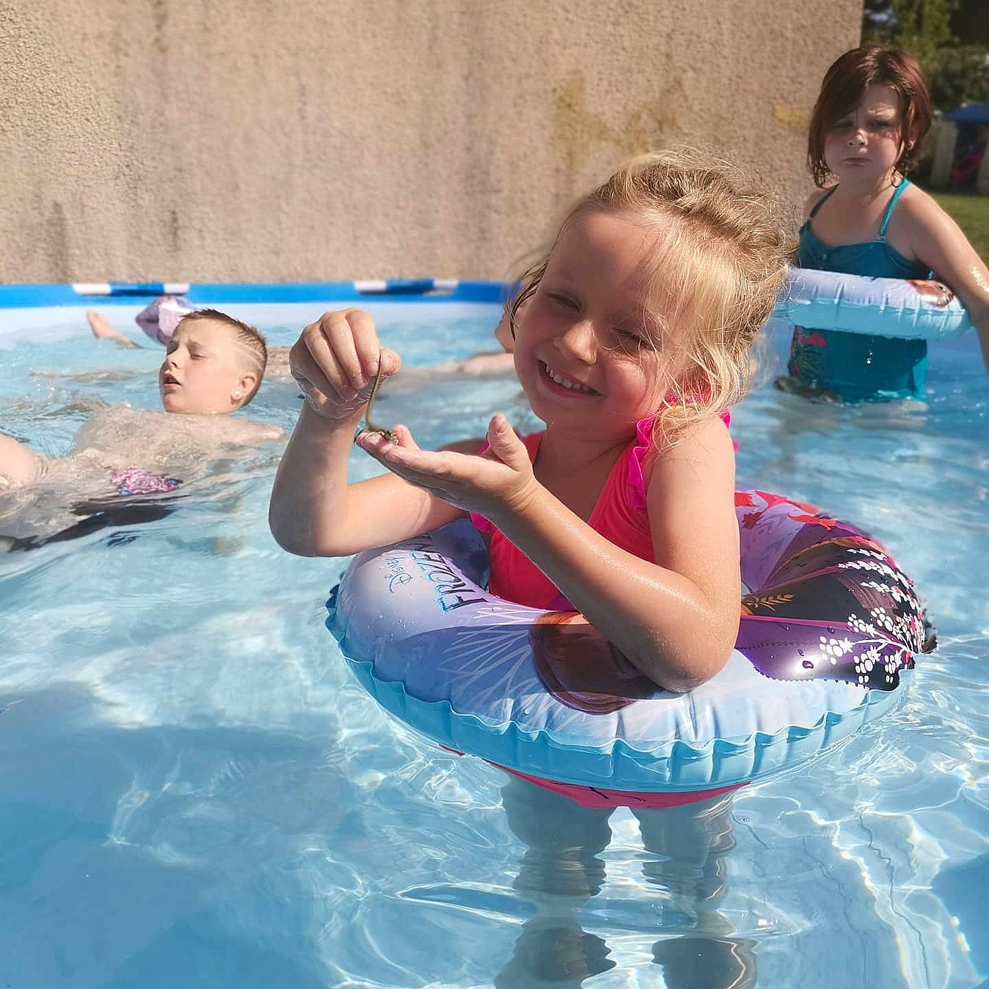 Jeanne a rejoint le concours — aidez-le/la à gagner de superbes lots ! baby_float, bathing, blue, child, facial_expression, fun, games, happy, inflatable, joy, leisure, leisure_centre, nonbuilding_structure, outdoor_recreation, person, personal_protective_equipment, recreation, smile, summer, swimming_pool