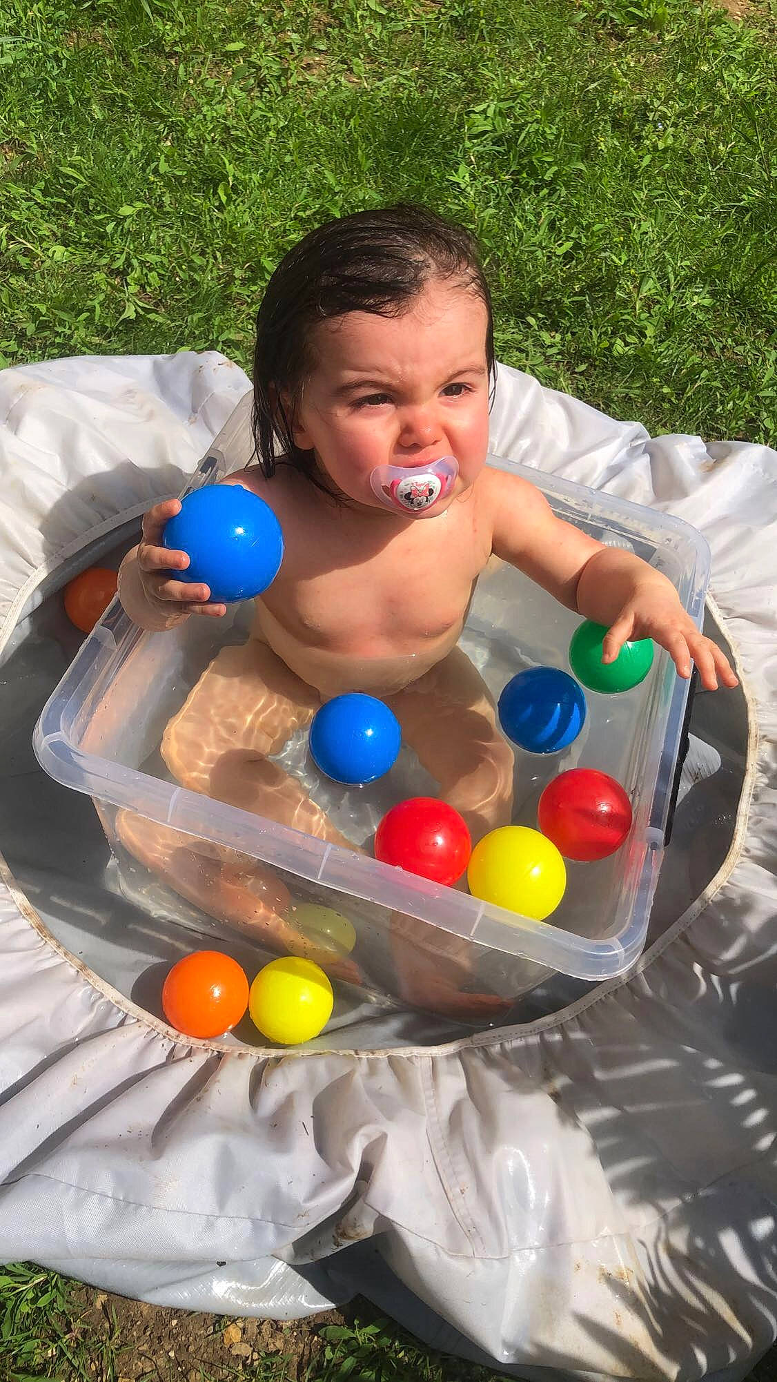 Ylona participe au concours pour gagner de l'argent avec cette photo : baby, baby_playing_with_toys, baby_products, ball, child, circle, fun, games, grass, happy, indoor_games_and_sports, leisure, person, plastic, play, recreation, sports_equipment, toddler, toy, water