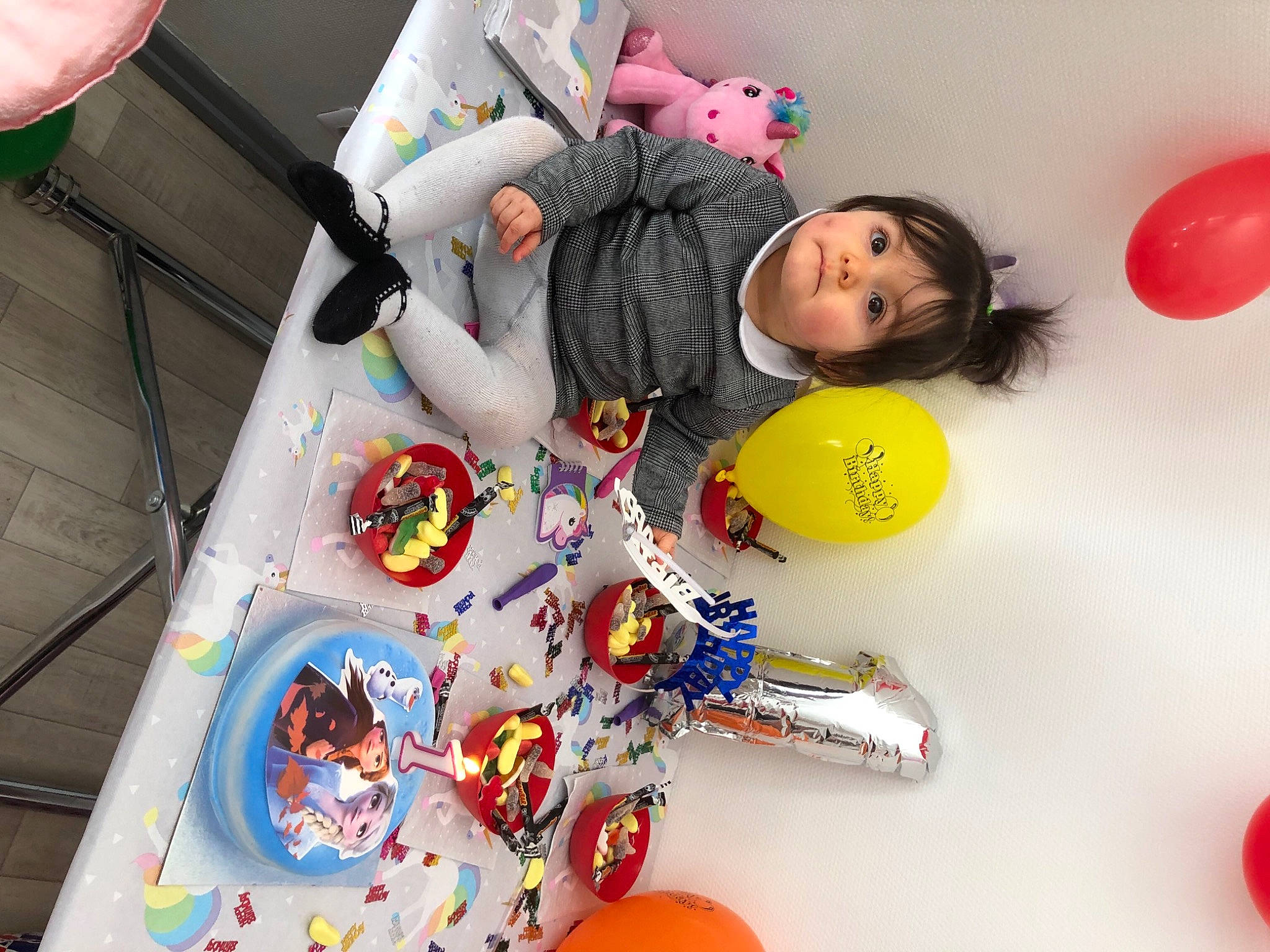 Ylona participe au concours pour gagner de l'argent avec cette photo : art, baby_toys, balloon, chair, child, design, desk, event, fun, happy, leisure, orange, person, plastic, play, product, room, stuffed_toy, table, textile