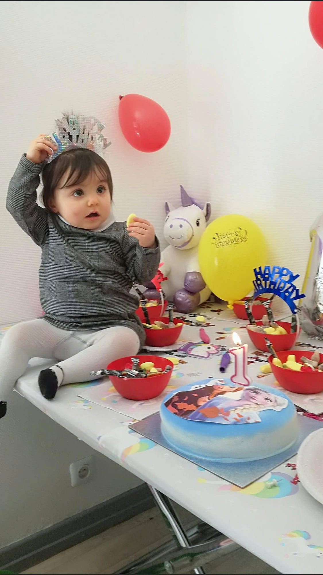 Ylona participe au concours pour gagner de l'argent avec cette photo : baby, baby_playing_with_toys, baby_toddler_clothing, balloon, chair, child, event, fun, happy, leisure, party, party_supply, person, plastic, play, product, room, surprise, table, tableware