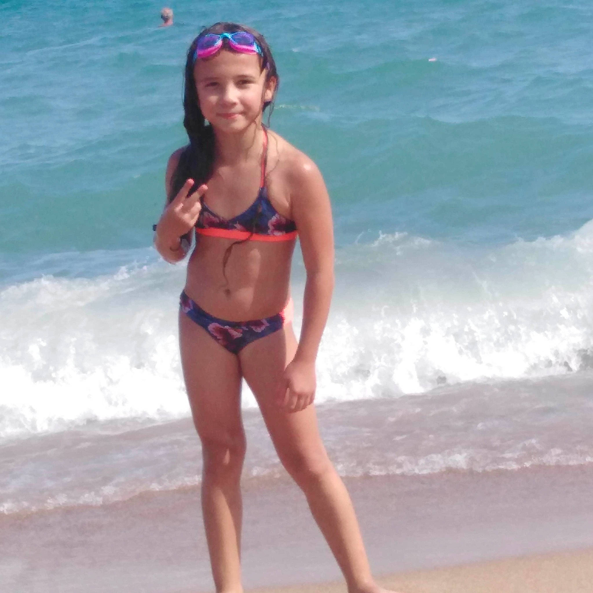 Lyna a rejoint le concours — aidez-le/la à gagner de superbes lots ! beach, body_of_water, brassiere, chest, clothing, headwear, joy, leg, lingerie, lingerie_top, people_on_beach, person, smile, summer, swimsuit_bottom, swimsuit_top, swimwear, thigh, undergarment, underpants