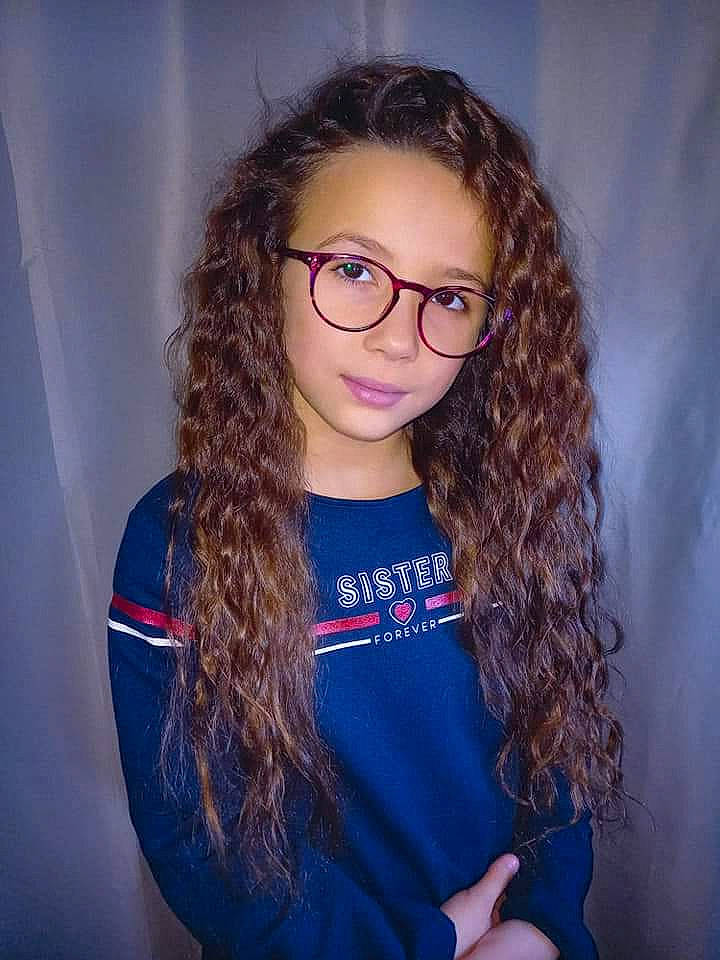 Lyna participe au concours pour gagner de l'argent avec cette photo : chin, eye, eyebrow, eyelash, flash_photography, gesture, glasses, hair, happy, head, iris, jaw, lip, mouth, neck, nose, person, shoulder, skin, smile