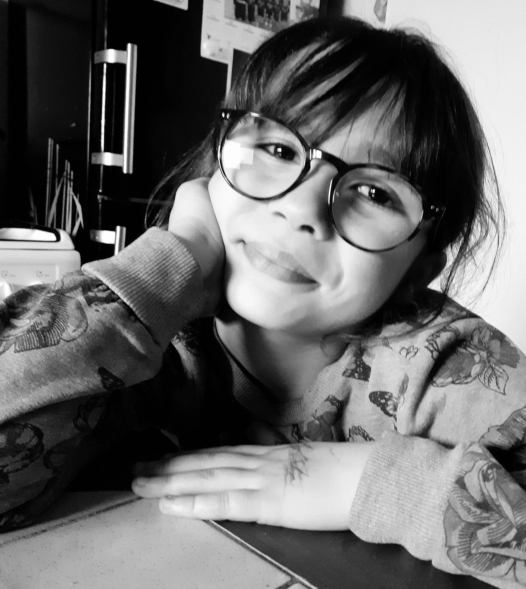 Lyna participe au concours pour gagner de l'argent avec cette photo : black_and_white, child, cool, eye, eyebrow, eyelash, eyewear, face, flash_photography, gesture, glasses, happy, jaw, joy, lip, monochrome, monochrome_photography, mouth, nose, person