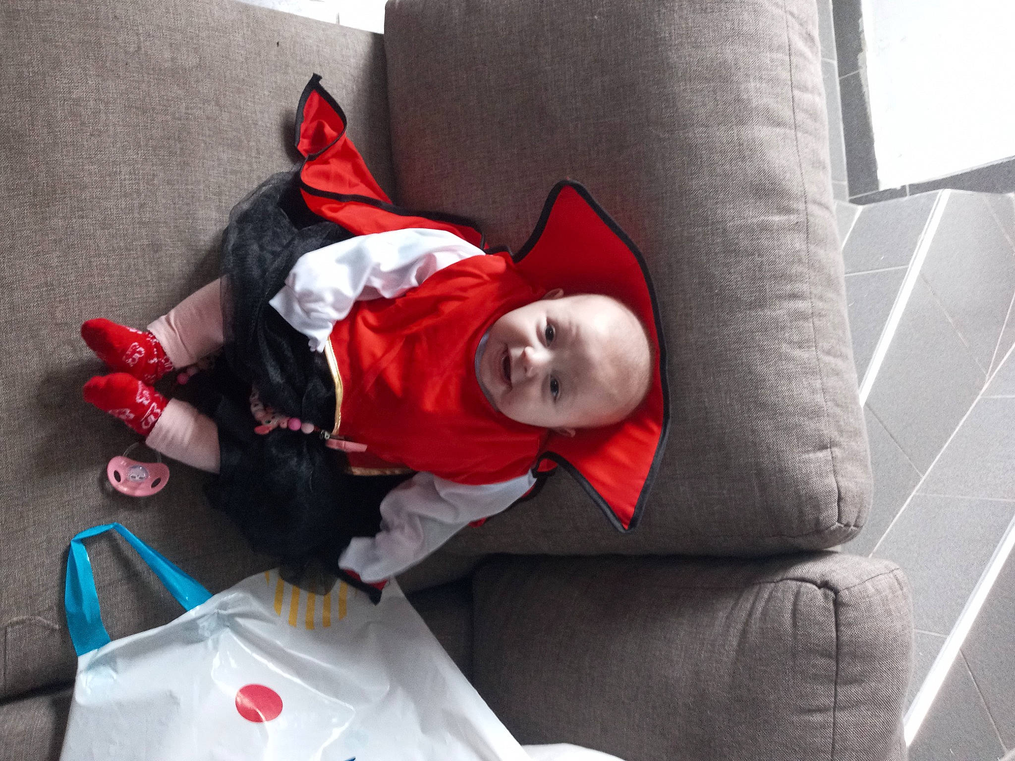 Louana participe au concours pour gagner de l'argent avec cette photo : auto_part, automotive_design, baby, baby_products, baby_toddler_clothing, car_seat, carmine, child, comfort, fictional_character, fun, hat, lap, leisure, linens, luxury_vehicle, nap, person, room, sitting