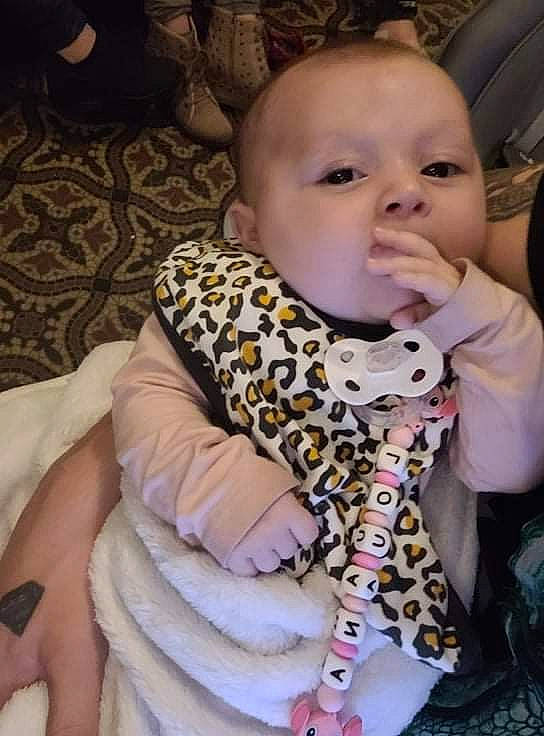 Louana a rejoint le concours — aidez-le/la à gagner de superbes lots ! baby, baby_toddler_clothing, cheek, comfort, eye, eyebrow, finger, hairstyle, happy, head, human_body, iris, lip, mouth, neck, nose, person, plant, skin, sleeve