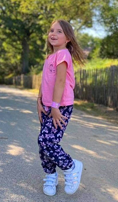 Manon a rejoint le concours — aidez-le/la à gagner de superbes lots ! arm, denim, grass, hair, happy, joy, knee, neck, person, pink, plaid, plant, shoulder, sleeve, smile, sportswear, street_fashion, t_shirt, tartan, thigh