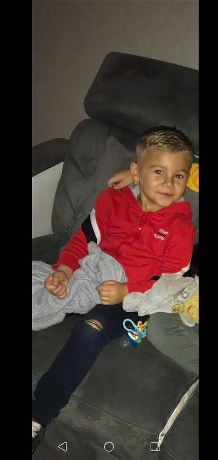 Noé a rejoint le concours — aidez-le/la à gagner de superbes lots ! baby, baby_products, baby_toddler_clothing, boot, cheek, child, comfort, couch, flooring, fun, joy, knee, lap, mouth, person, room, sitting, sleeve, smile, sock