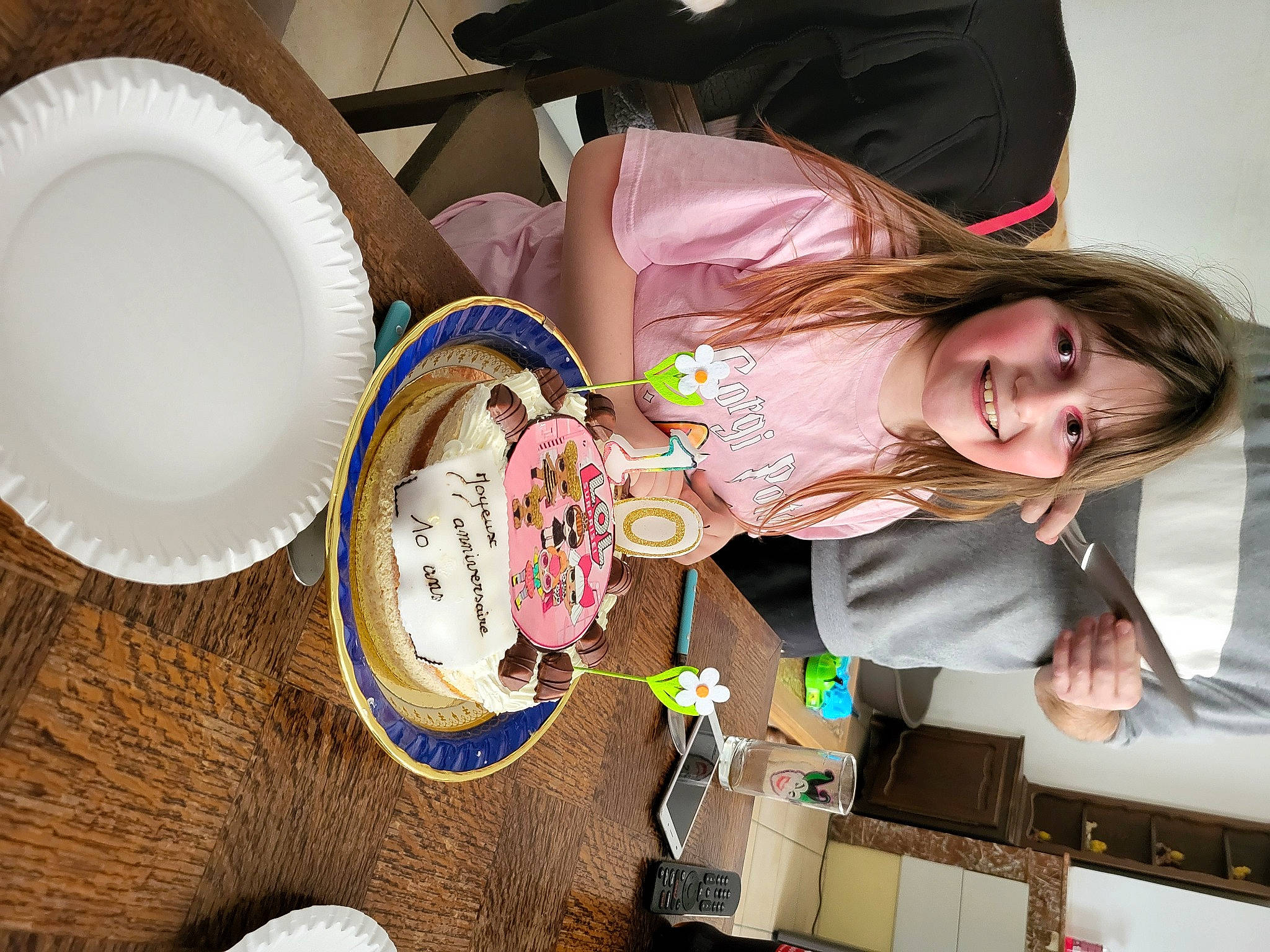 Lisea participe au concours pour gagner de l'argent avec cette photo : chair, child, circle, cup, dishware, drinkware, fun, joy, person, plate, platter, porcelain, serveware, smile, tableware, teacup