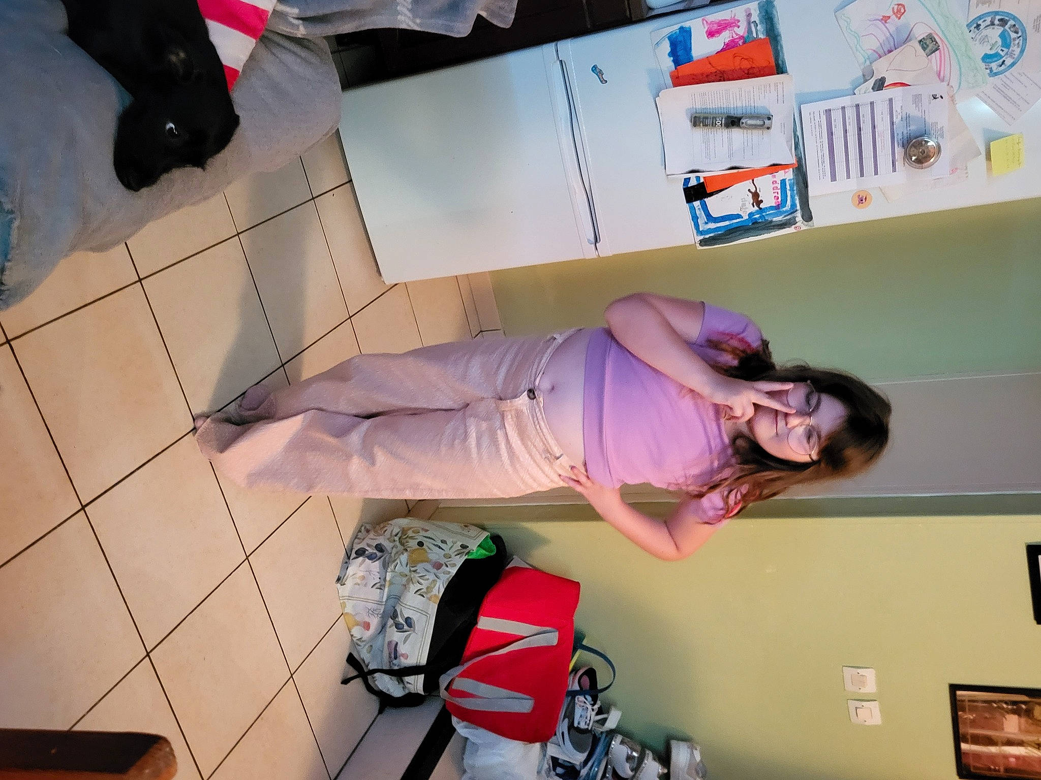 Lisea a rejoint le concours — aidez-le/la à gagner de superbes lots ! bag, elbow, flooring, fun, human_leg, leg, luggage_and_bags, machine, magenta, person, room, t_shirt