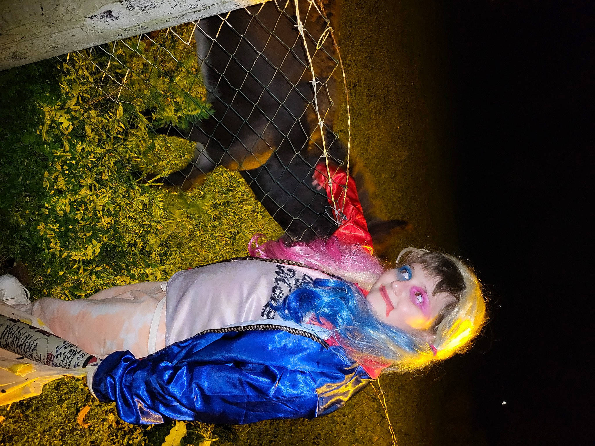 Lisea a rejoint le concours — aidez-le/la à gagner de superbes lots ! electric_blue, entertainment, event, flash_photography, fun, grass, happy, joy, leisure, lighting, net, night, people_in_nature, performance_art, performing_arts, person, plant, red, sitting, tints_and_shades