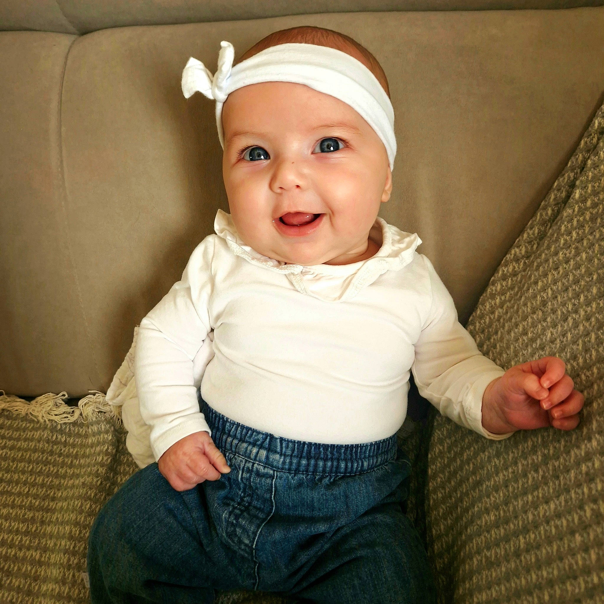 Chloé a rejoint le concours — aidez-le/la à gagner de superbes lots ! baby, baby_toddler_clothing, cap, cheek, child, comfort, costume_hat, eye, fashion_accessory, flash_photography, happy, headwear, human_body, iris, joy, pattern, person, portrait_photography, sitting, sleeve