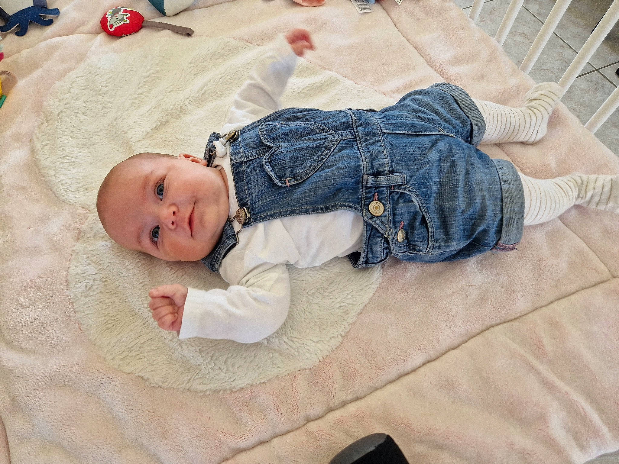 Chloé participe au concours pour gagner de l'argent avec cette photo : baby, baby_products, baby_sleeping, baby_toddler_clothing, bedding, bedtime, child, comfort, denim, eye, foot, linens, nap, pattern, person, room, skin, toddler, tree, waist