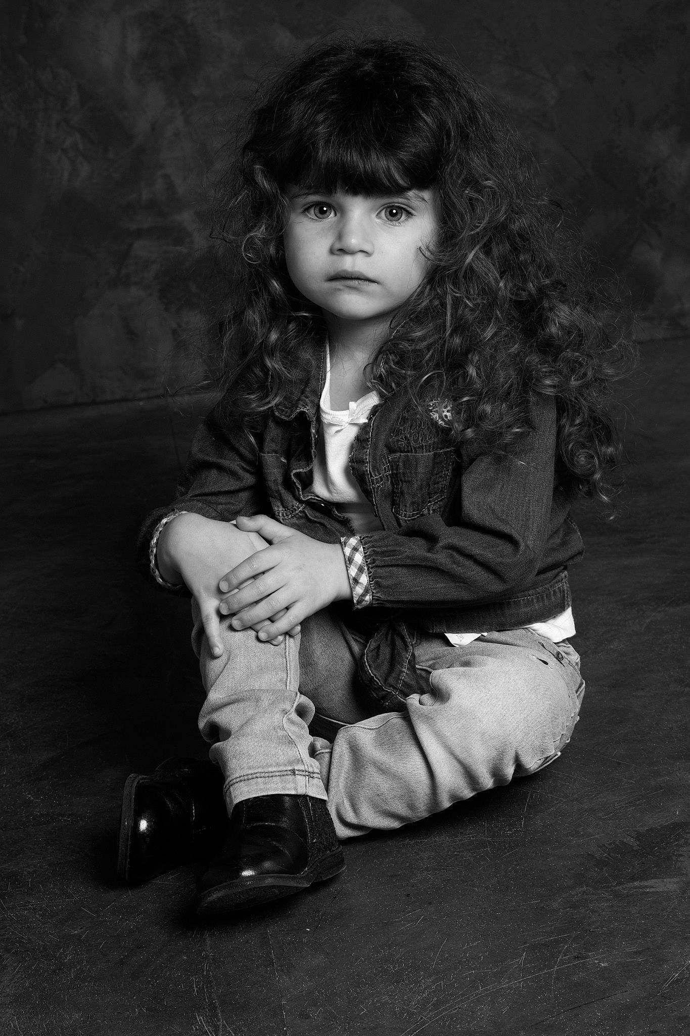 Zélya a rejoint le concours — aidez-le/la à gagner de superbes lots ! black_and_white, child, darkness, eye, flash_photography, fun, fur, grass, happy, human, monochrome, monochrome_photography, person, portrait, portrait_photography, sitting, stock_photography, street, style, tints_and_shades