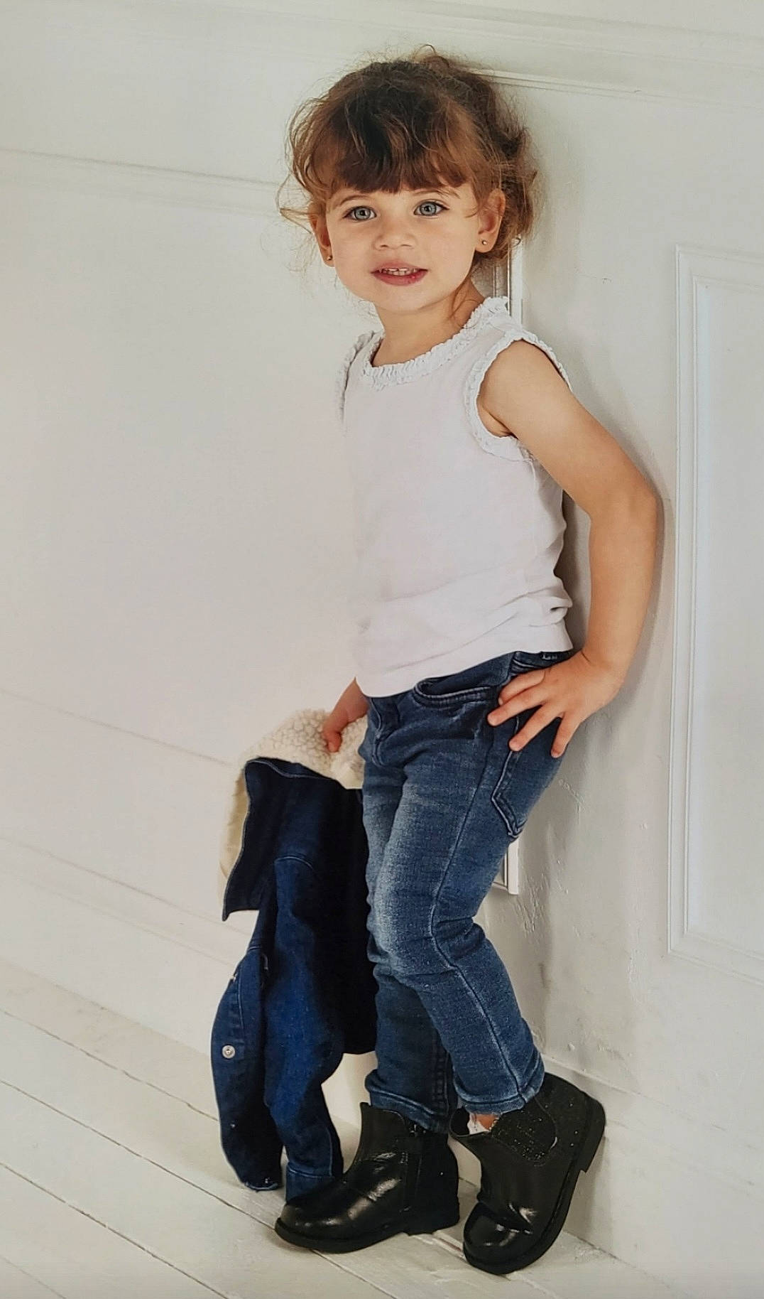 Zélya a rejoint le concours — aidez-le/la à gagner de superbes lots ! brown_hair, denim, electric_blue, fashion_design, gesture, happy, human_leg, jeans, joint, joy, knee, person, shoulder, sleeve, smile, sportswear, t_shirt, thigh, toddler, trunk