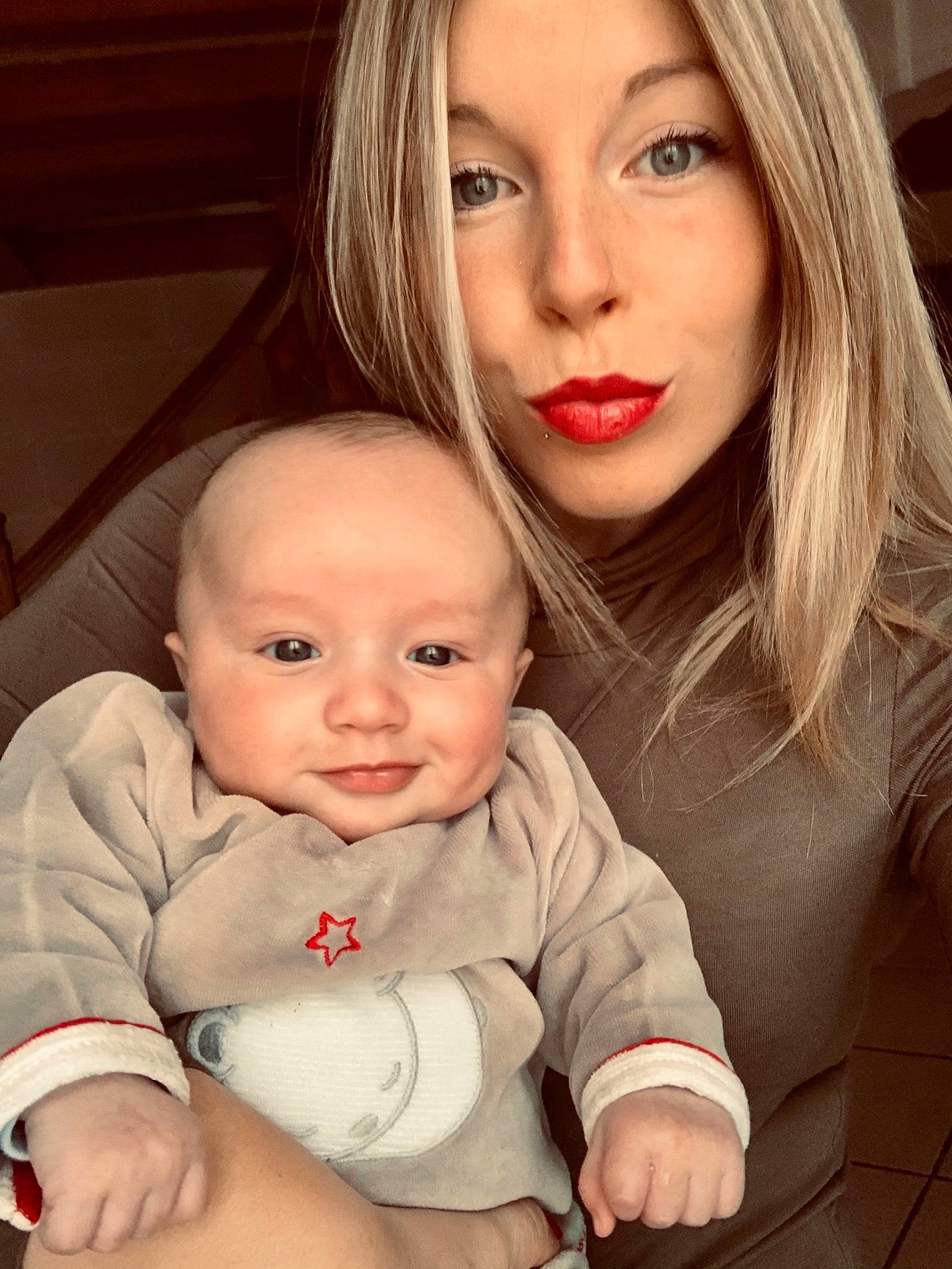 Maël a rejoint le concours — aidez-le/la à gagner de superbes lots ! baby_toddler_clothing, beauty, cheek, child, comfort, eye, eye_liner, eyelash, face, finger, hair, hand, head, iris, lip, mouth, nail, nose, person, skin