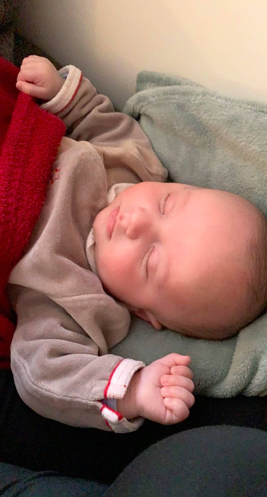 Maël participe au concours pour gagner de l'argent avec cette photo : baby, baby_products, baby_sleeping, baby_toddler_clothing, bedtime, cheek, child, chin, comfort, forehead, human, linens, lip, nap, nose, person, skin, sleep, toddler, wool