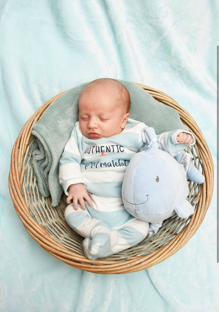 Maël participe au concours pour gagner de l'argent avec cette photo : baby, baby_products, baby_safety, baby_sleeping, baby_toddler_clothing, baby_toys, cheek, child, circle, comfort, craft, creative_arts, home_accessories, linens, nose, person, product, thread, wicker