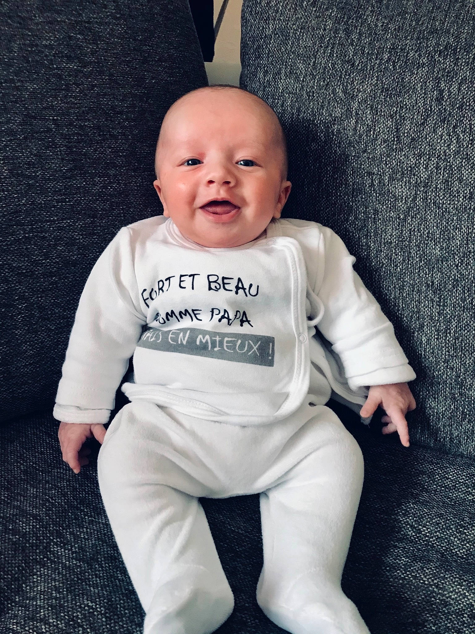 Maël a rejoint le concours — aidez-le/la à gagner de superbes lots ! ankle, baby, baby_toddler_clothing, cheek, comfort, humour, laugh, person, sitting, sleeve, sock