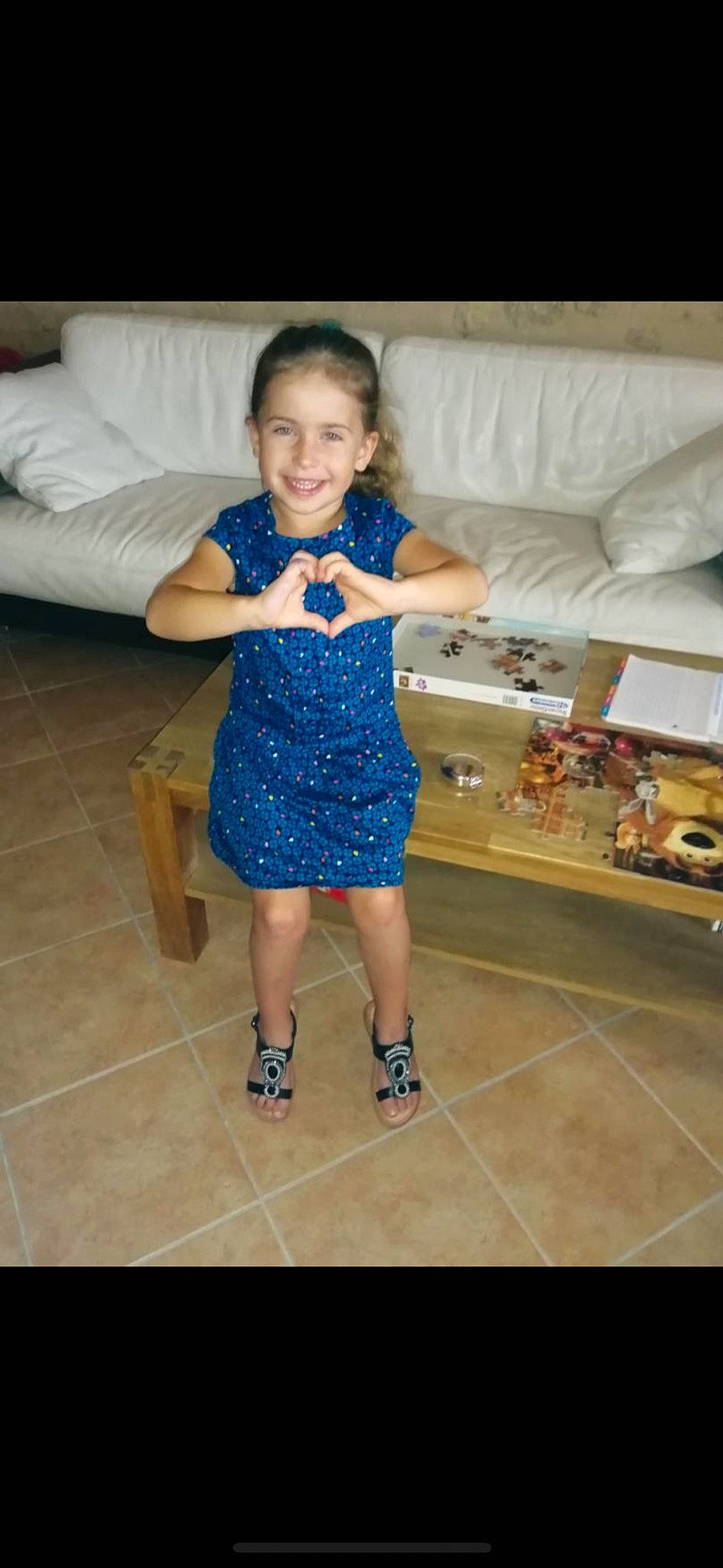 Océane a rejoint le concours — aidez-le/la à gagner de superbes lots ! ankle, calf, child, comfort, couch, design, dress, facial_expression, floor, flooring, hairstyle, home, human_leg, joy, living_room, one_piece_garment, person, room, sofa_bed, studio_couch