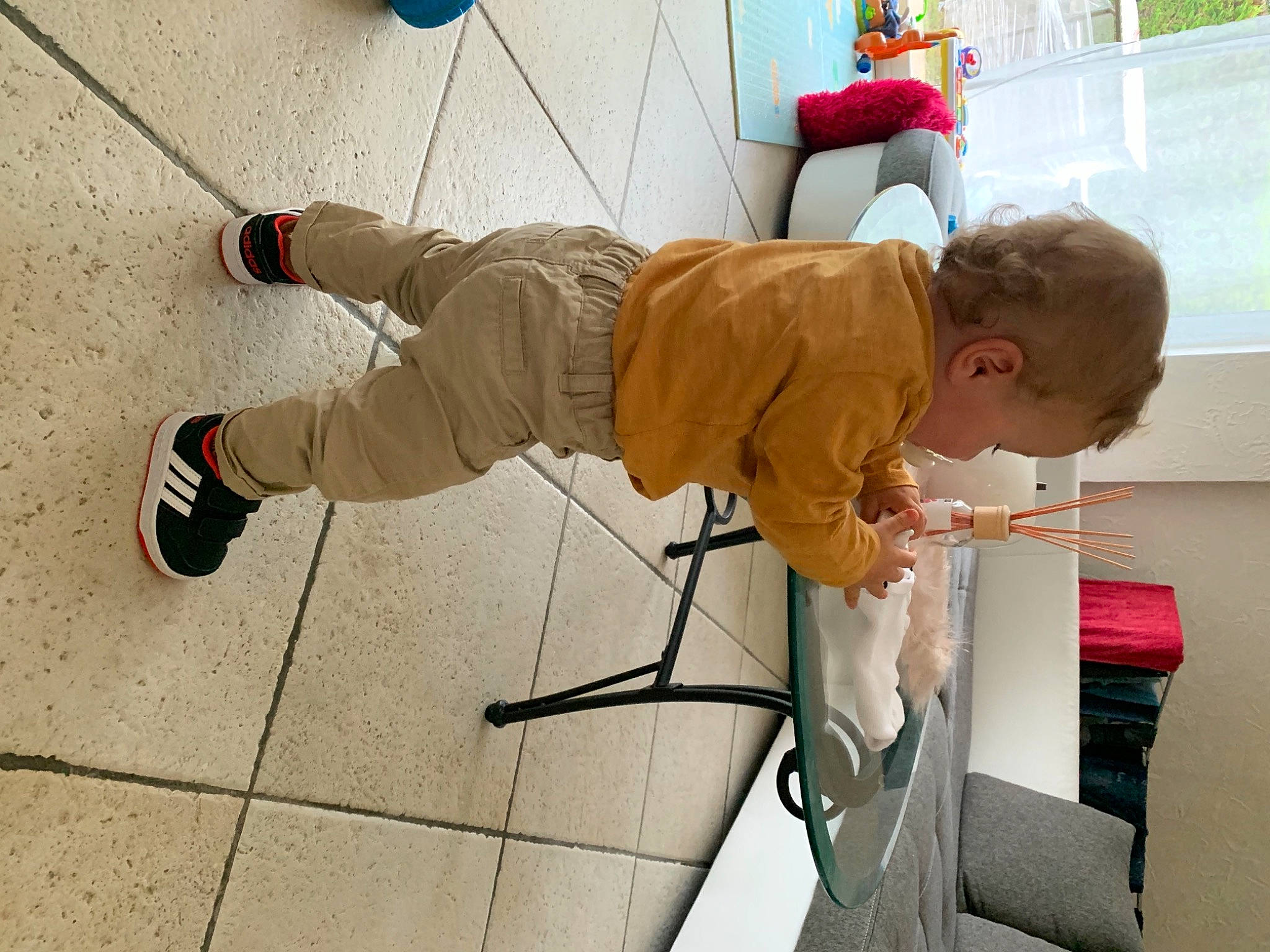 Maël a rejoint le concours — aidez-le/la à gagner de superbes lots ! boot, child, cleanliness, comfort, elbow, flooring, fun, houseplant, human_leg, joint, knee, leg, leisure, outdoor_shoe, person, sitting, sneakers, t_shirt, toddler, walking_shoe