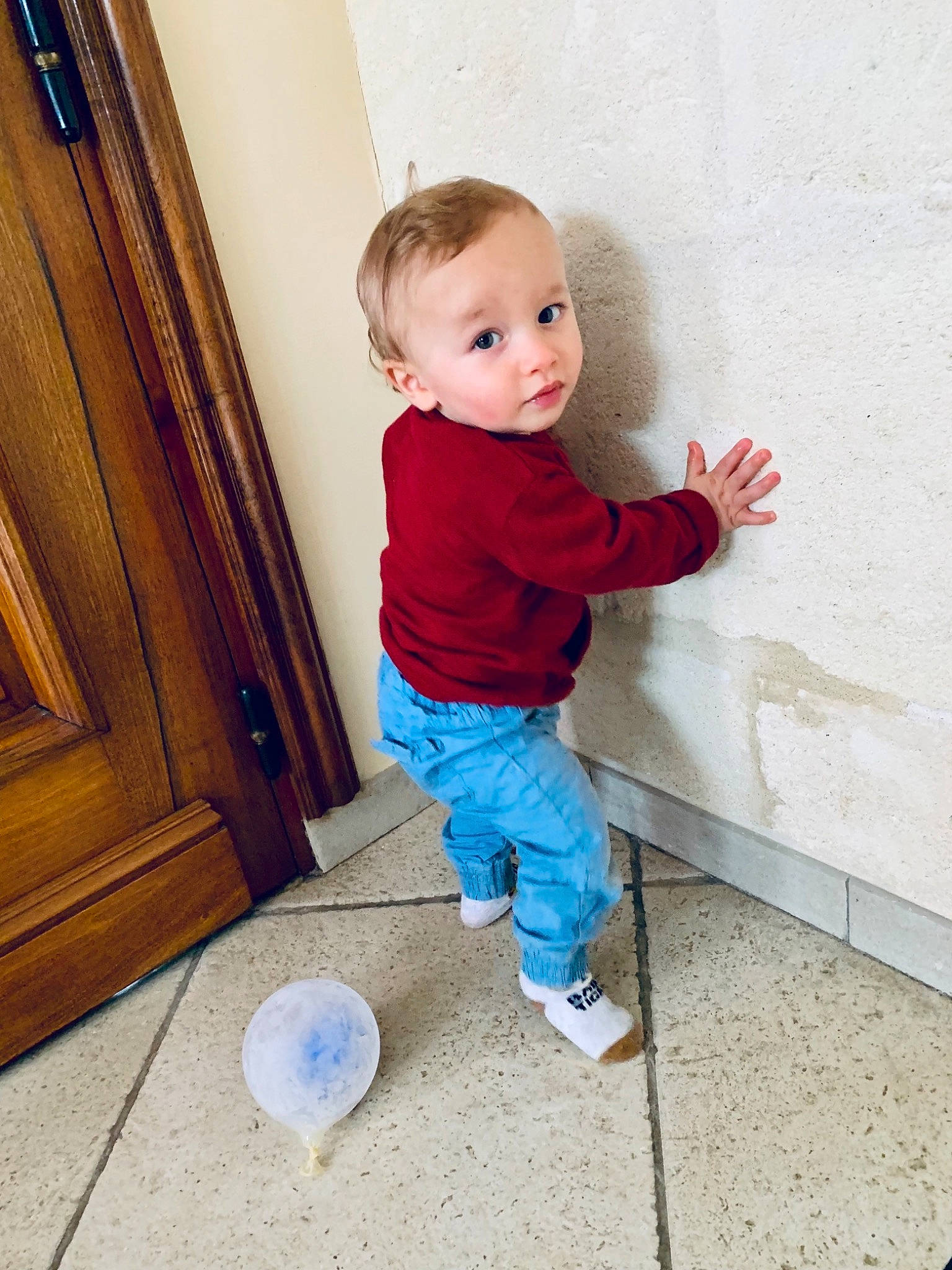 Maël a rejoint le concours — aidez-le/la à gagner de superbes lots ! baby, baby_toddler_clothing, child, door, electric_blue, eye, floor, flooring, fun, hardwood, human_body, leg, person, room, standing, t_shirt, toddler, varnish, wood, wood_flooring