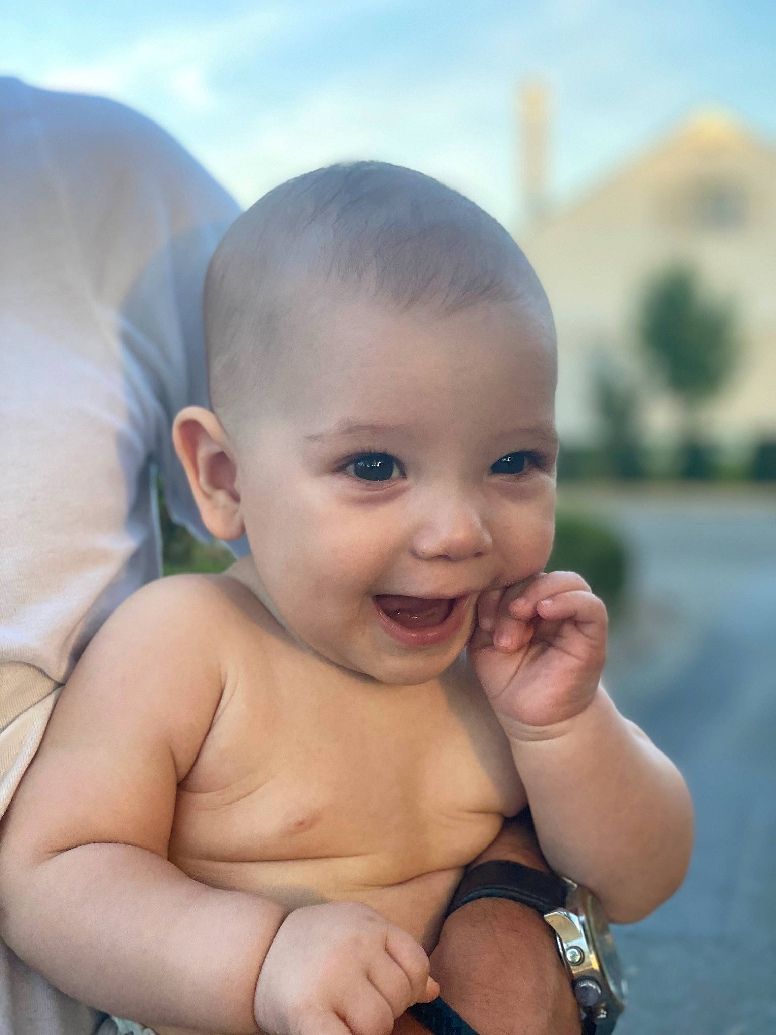 Noah participe au concours pour gagner de l'argent avec cette photo : baby, cheek, chin, eye, eyebrow, face, finger, gesture, happy, head, human_body, iris, joy, leg, lip, mouth, nose, person, shoulder, skin