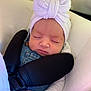 Naïsmée participe au concours pour gagner de l'argent avec cette photo : baby, sleeping, headband, bow, denim, overalls, car_seat, seatbelt, infant, child, cute, peaceful, closed_eyes, clothing, white, black, hand, indoors, portrait, resting