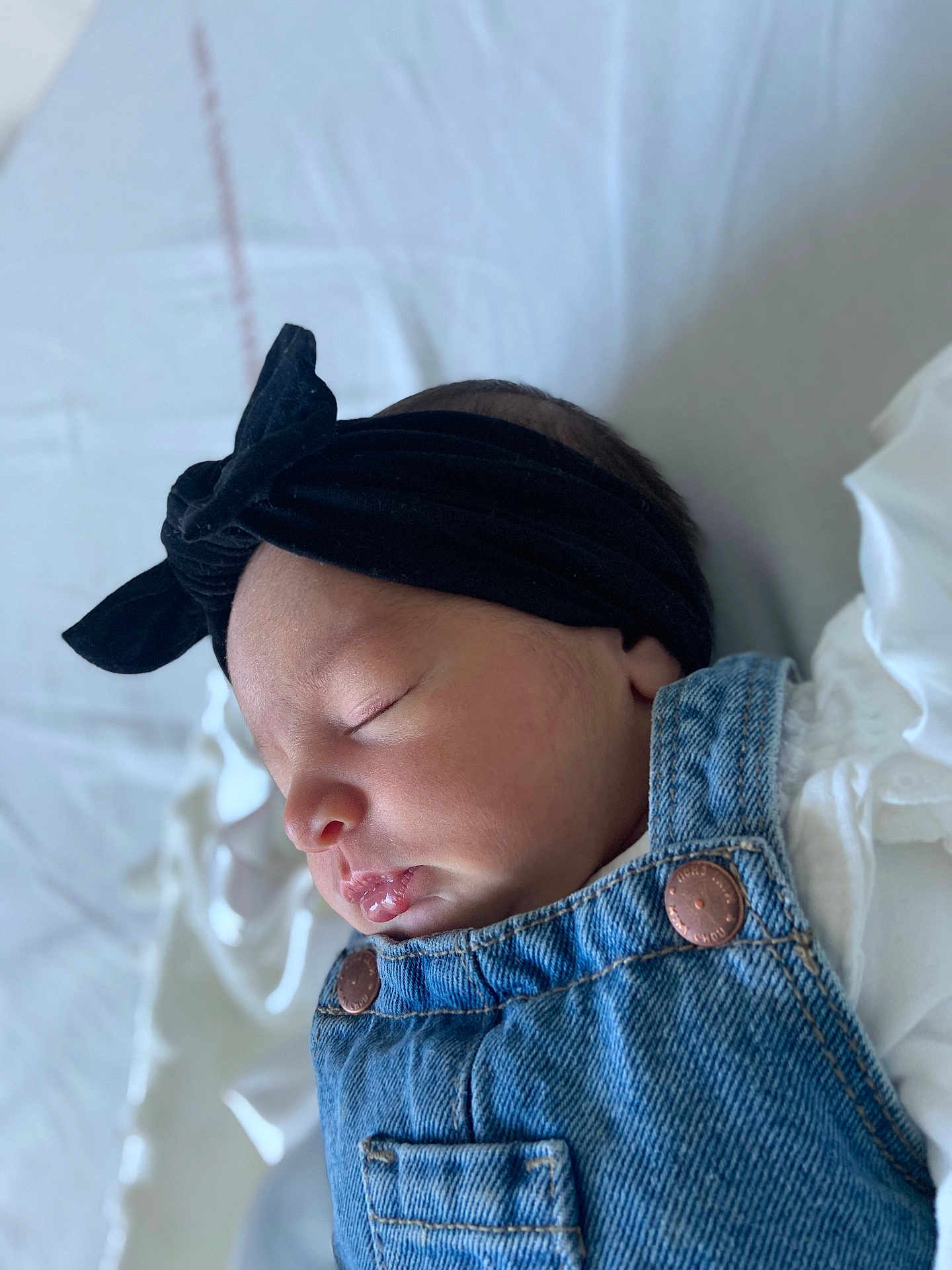 Naïsmée a rejoint le concours — aidez-le/la à gagner de superbes lots ! baby, newborn, sleeping, denim, headband, black, white_blanket, closeup, face, peaceful, soft_light, infant, portrait, cute, clothing, resting, skin, baby_girl, cozy, toddler