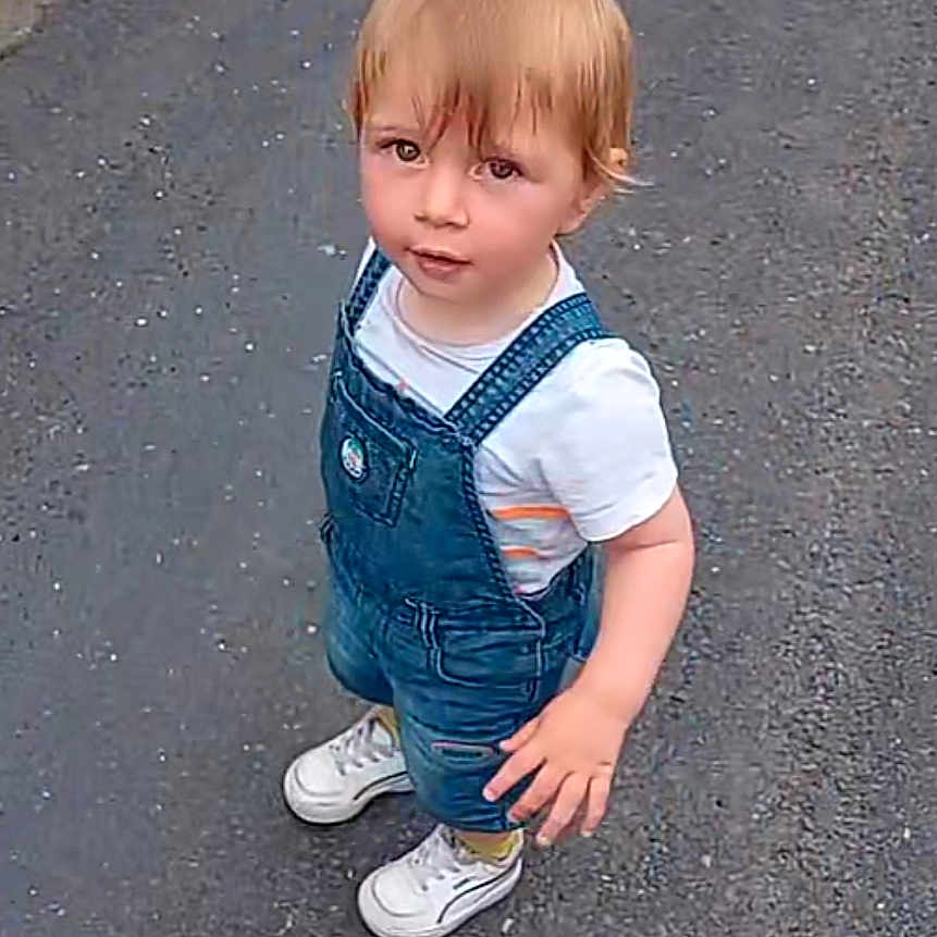 Ylhoan participe au concours pour gagner de l'argent avec cette photo : boy, child, city, clothing, crying, face, footwear, head, jeans, male, pants, person, photography, portrait, road, sad, shoe, street, urban, walking