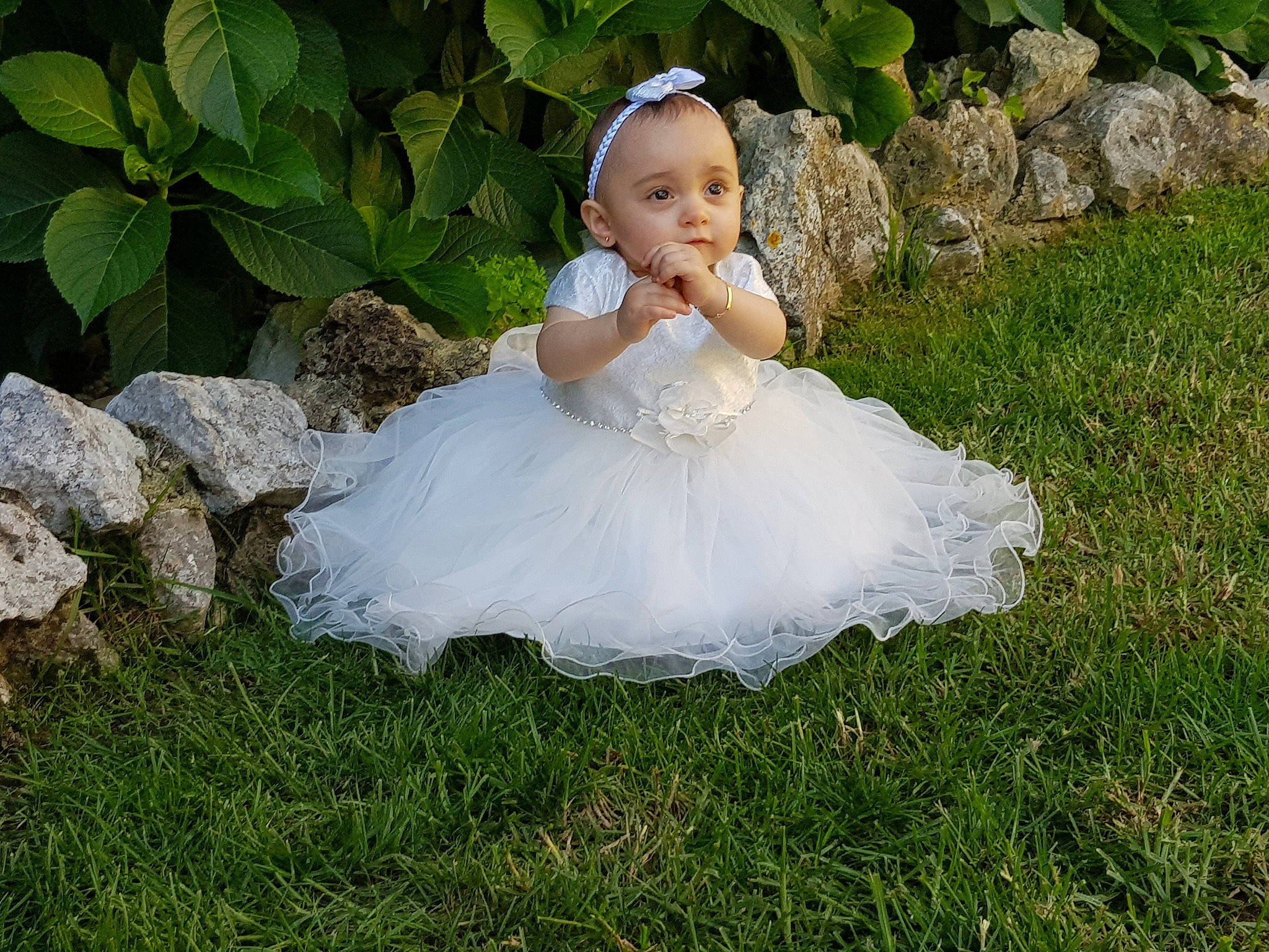 Oliveira a rejoint le concours — aidez-le/la à gagner de superbes lots ! bridal_accessory, bridal_clothing, bridal_party_dress, bride, ceremony, child, clothing, costume, dress, gown, grass, hair_accessory, happy, person, plant, toddler, wedding_ceremony_supply, wedding_dress